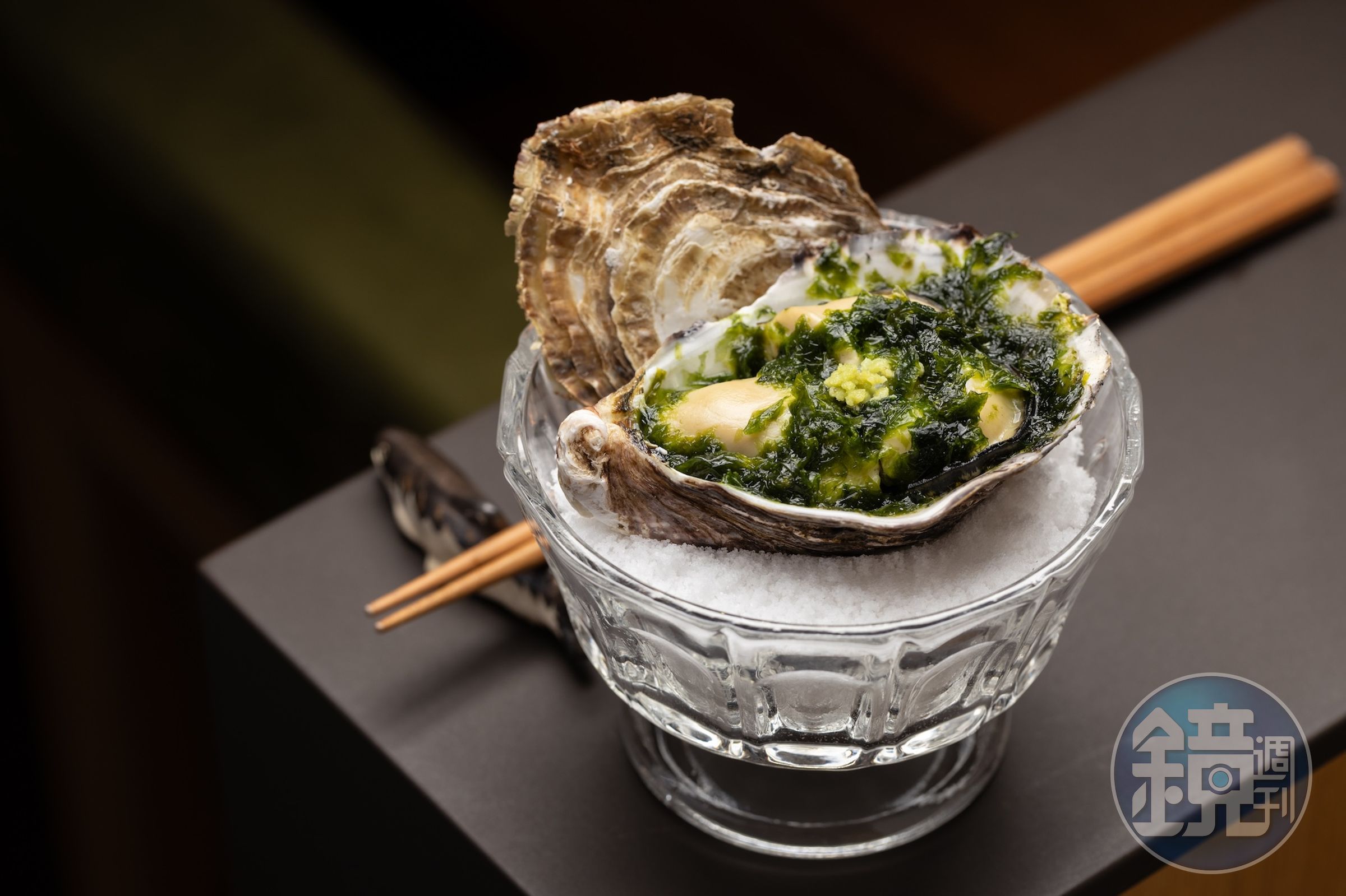 夏季限定單點小料理「波紋牡蠣」搭配同海域海苔炭烤,牡蠣微微冒泡時起爐,入口爆汁又充滿海潮鮮味。(190元/個)