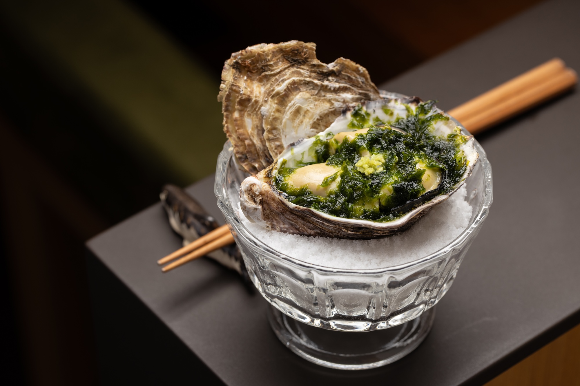 夏季限定單點小料理「波紋牡蠣」搭配同海域海苔炭烤,牡蠣微微冒泡時起爐,入口爆汁又充滿海潮鮮味。(190元/個)