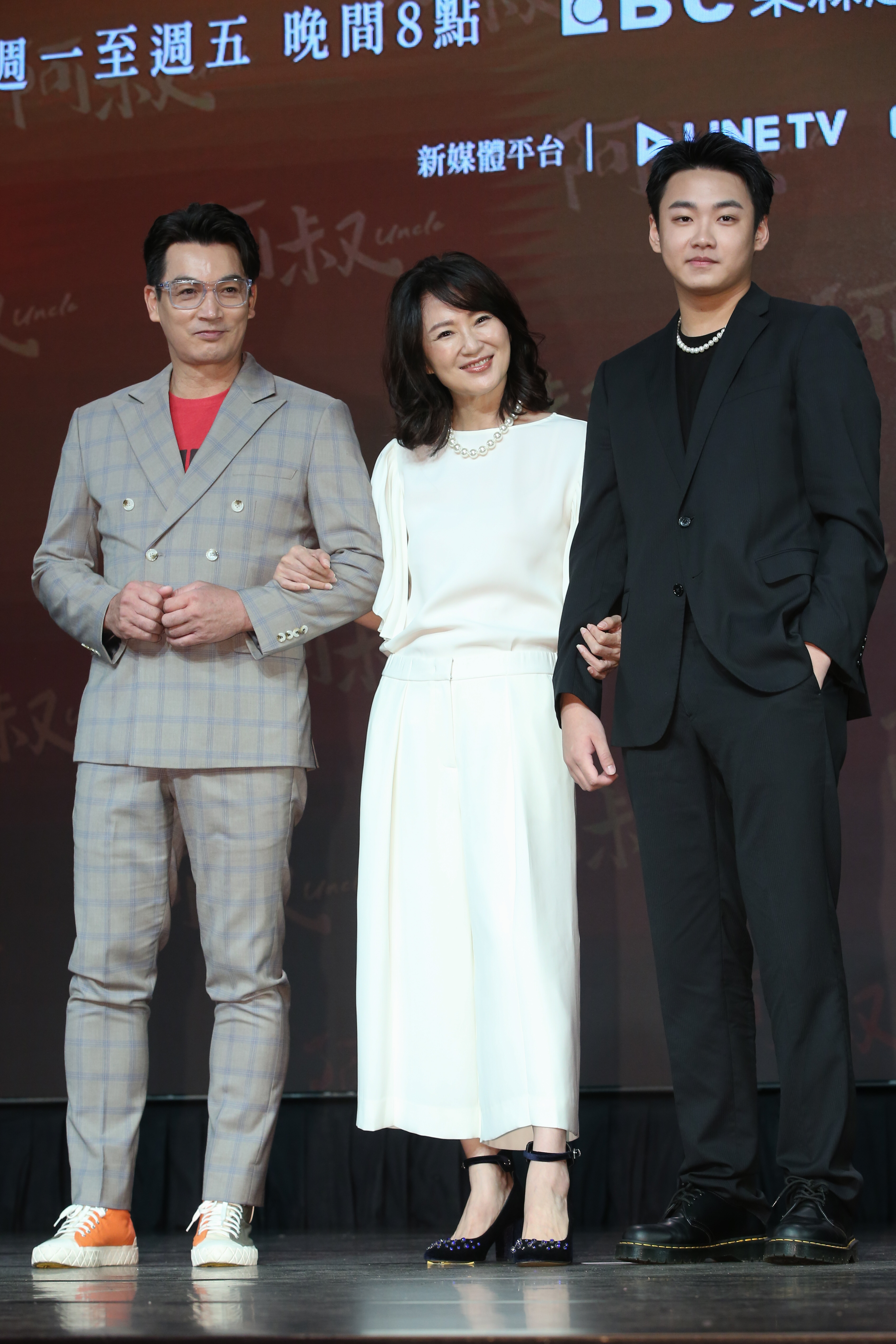 伊正（左）和李之勤（中）在戲裡演夫妻。