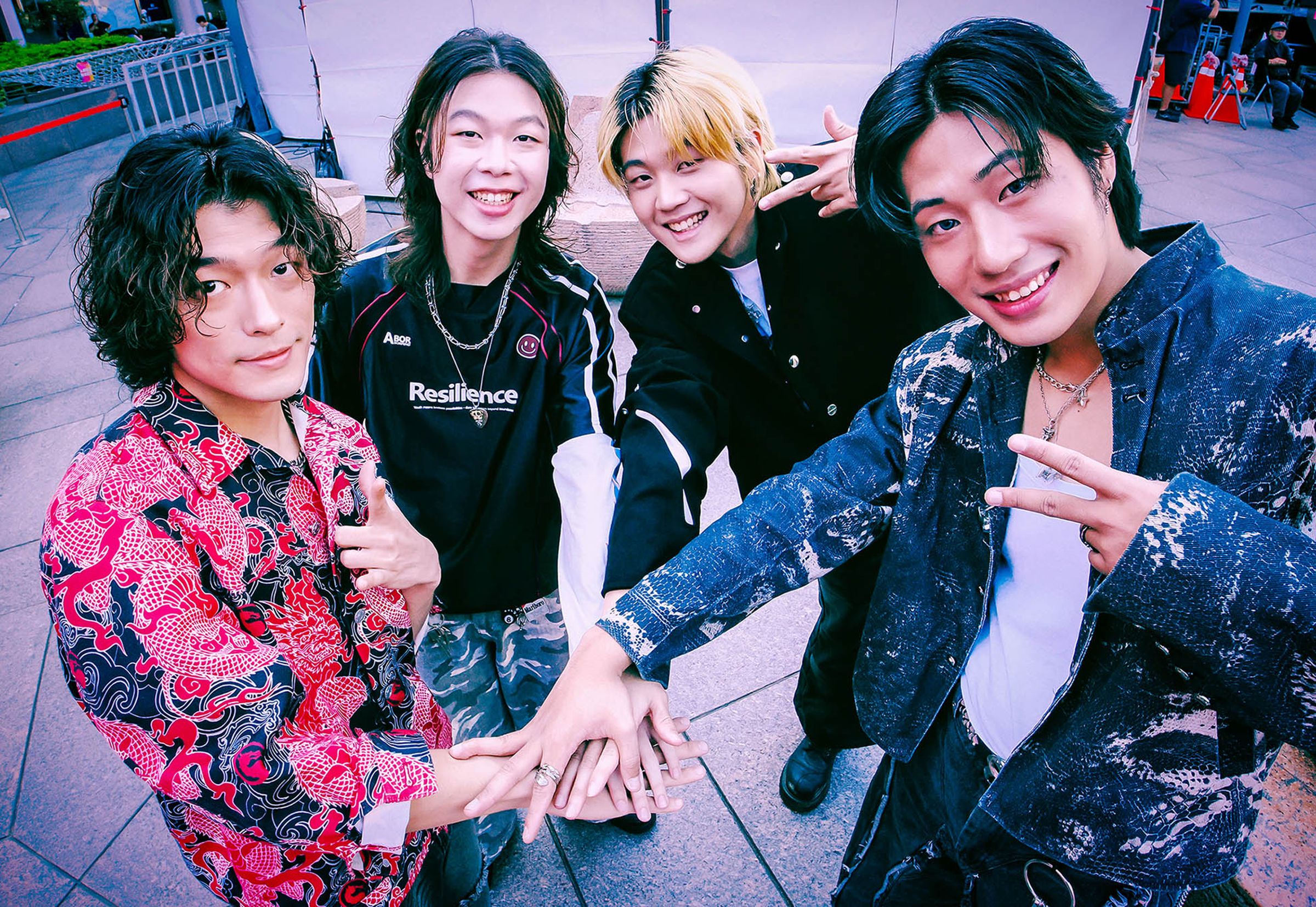 帕拉斯PALLAS在〈恆星不忘Forever Forever〉MV，化身「五月天青春時期」。（翻攝MV畫面）