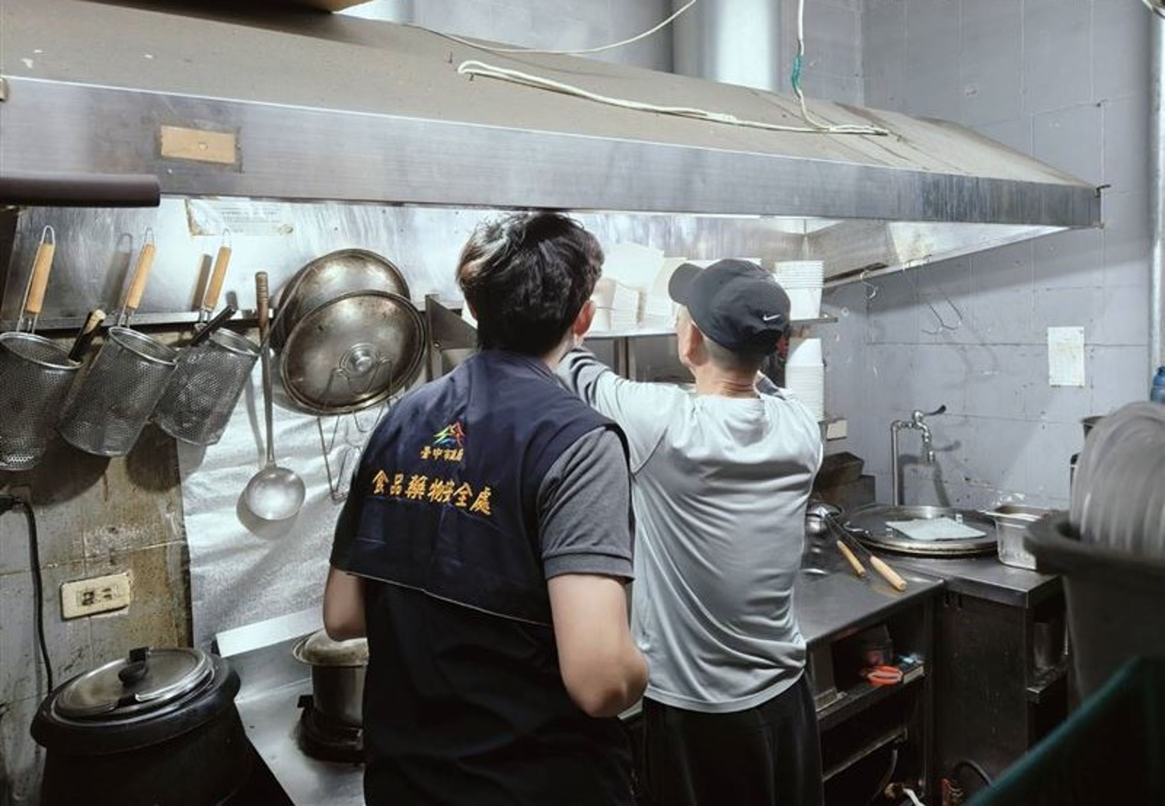 退錢也難消氣！台中餐廳捲餅出現蟑螂，食安處出手了。（翻攝畫面）