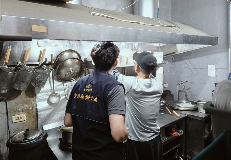 退錢也難消氣!台中餐廳捲餅出現蟑螂,食安處出手了。(翻攝畫面)