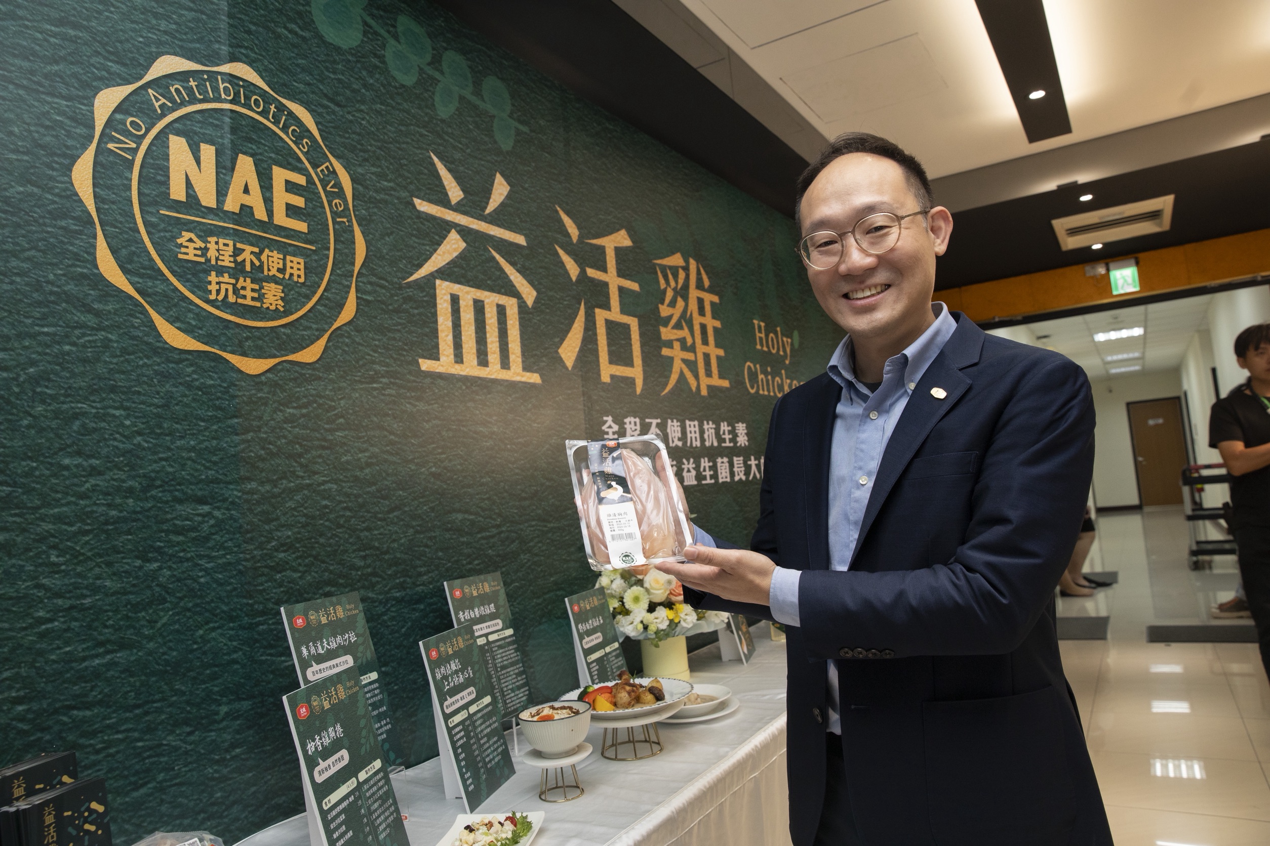 大成集團三代總經理韓芳豪表示，歐美白肉雞產業正朝向無抗飼養的趨勢發展，大成期盼將最高規格帶進台灣，「把今天的高標變成明天的普標」。