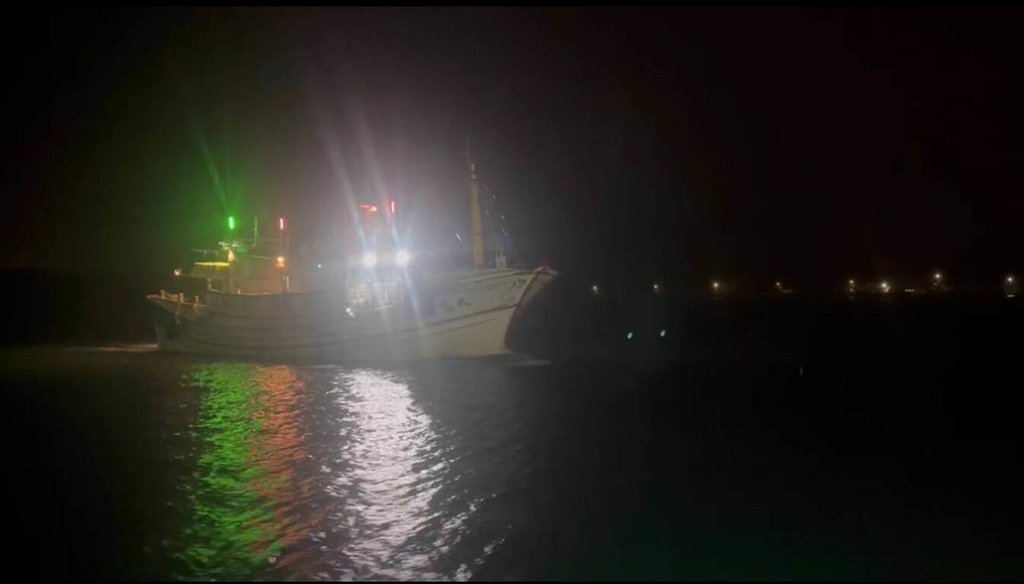 遭中方扣押超過4個月的澎湖籍漁船「大進滿88號」終於獲釋，15日深夜順利抵達澎湖。（海巡署提供）