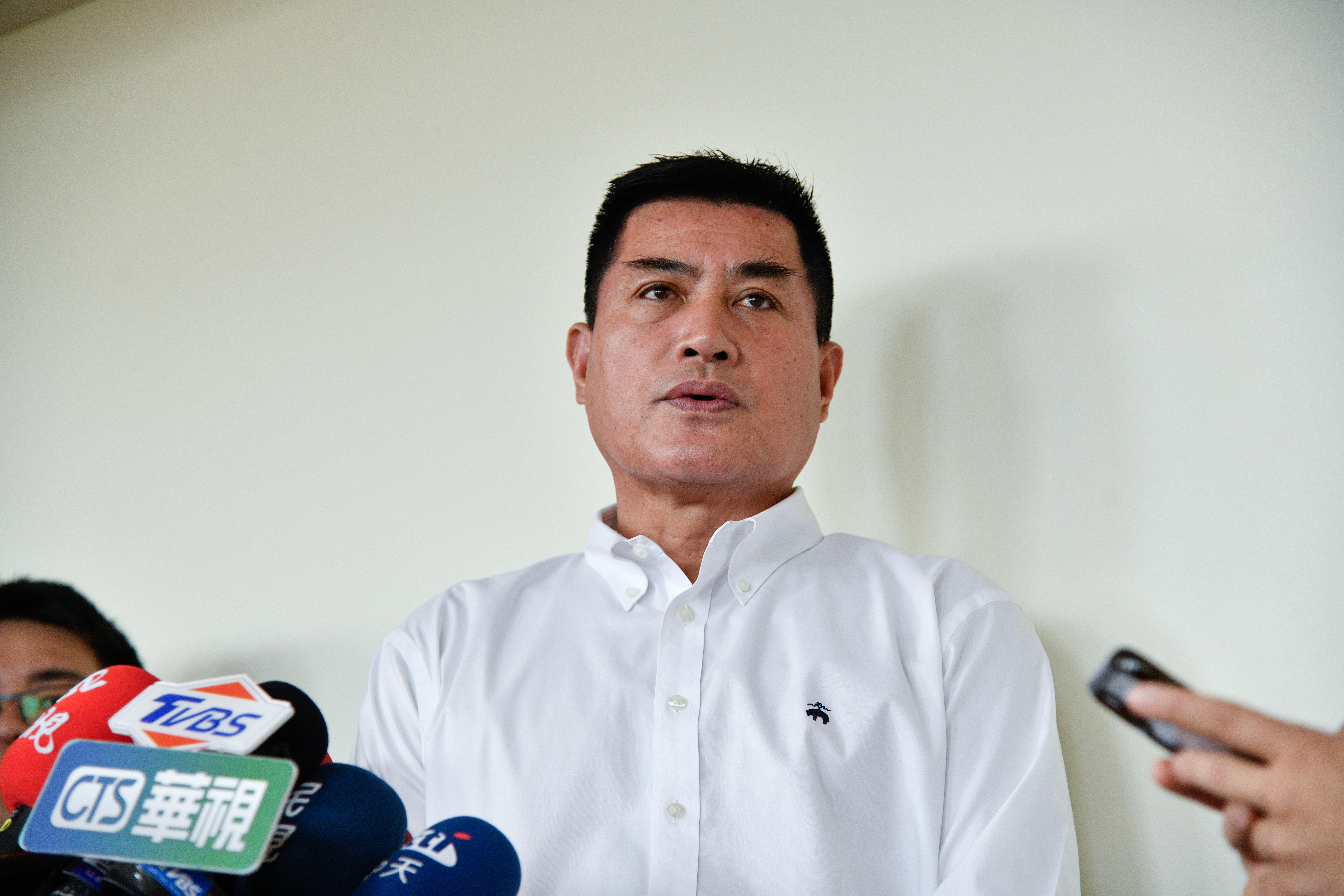 黃仁因開完國防祕密會議後赴中惹議，不過他替自己喊冤認為被針對。