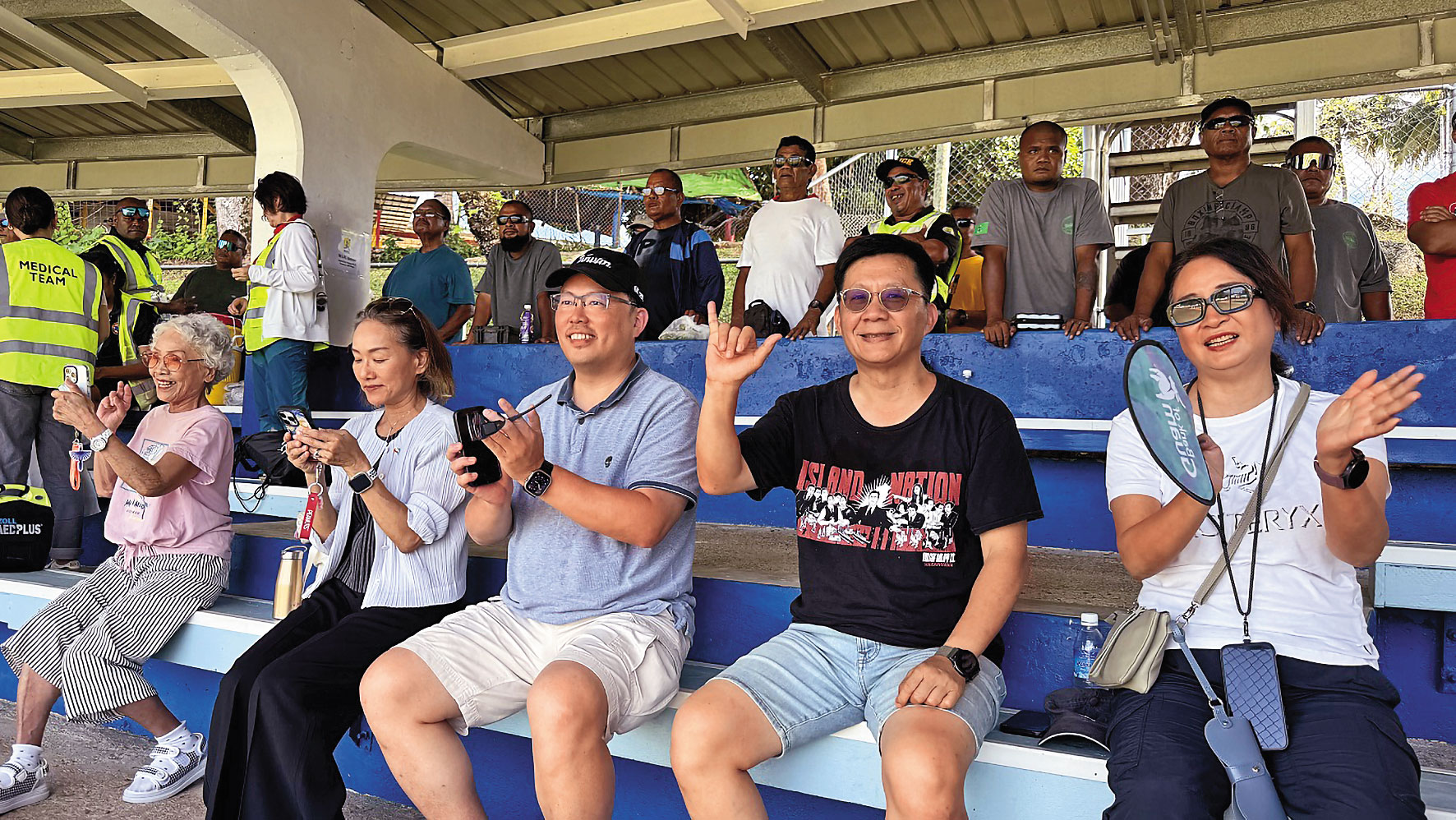 張廖萬堅（右2）替帛琉棒球隊加油，妻子陸美良（右1）也一起觀賽。同行的還有我國駐帛琉大使黎倩儀（左1）、體育署長鄭世忠（左2）。（翻攝體育署官網）