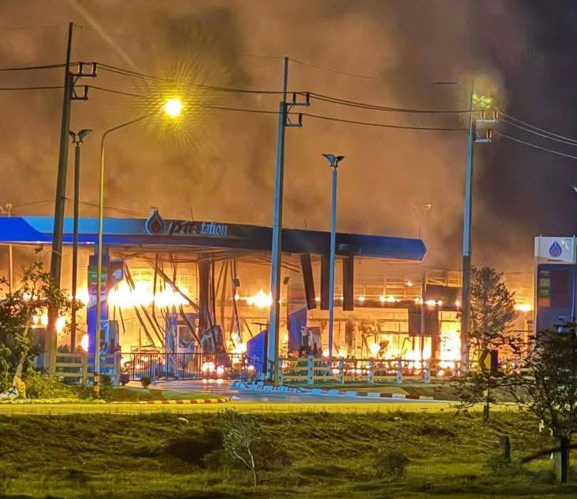 泰國南部當地11日凌晨共11間加油站遭到炸彈縱火攻擊。（翻攝X@ThaiEnquirer）