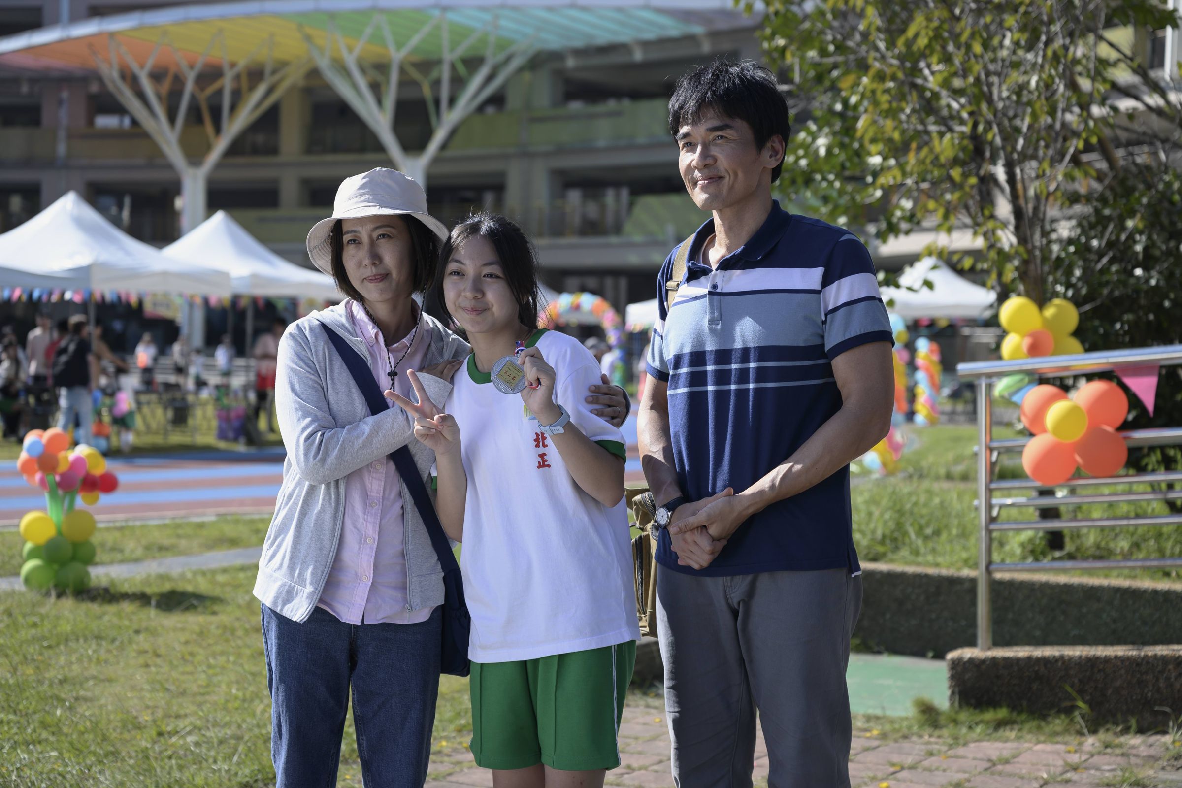 張詩盈（左1）、楊一展（右1）分飾謝展榮的父母，陳品璇則飾演妹妹。（高二電影提供）