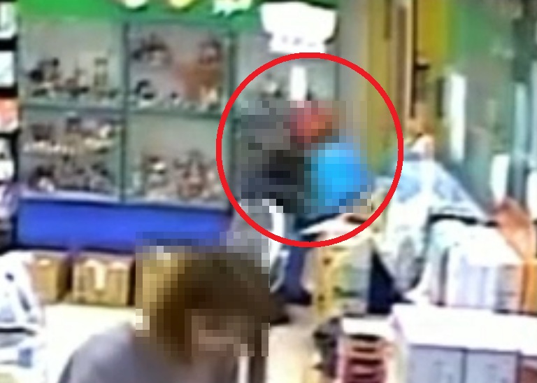 一名85歲老翁進到藥局，見5歲男童在看公仔，竟偷摸屁股並稱「喜歡嗎？帶一個回去」，男童母親得知，氣得報警逮人。（翻攝畫面）