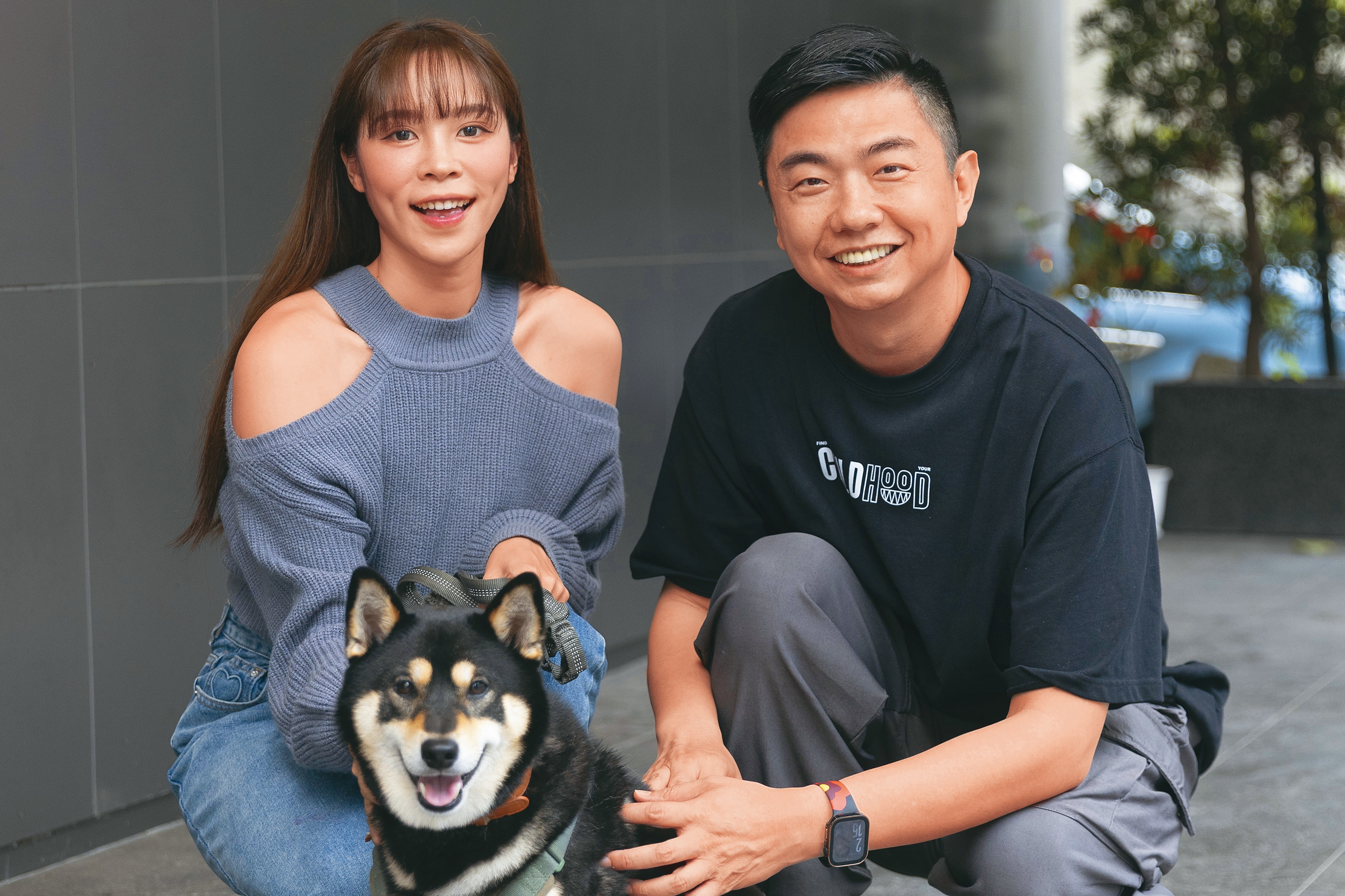 職排伊斯特啦啦隊成員棠棠(左),最近剛搬家,發現愛犬多比情況多多,特別找熊爸(右)來家裡看看。