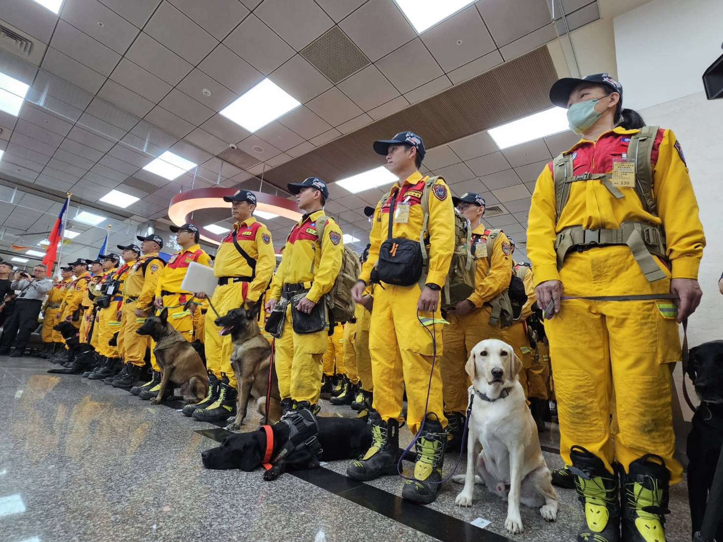 為提升救災效能，舉辦國際人道救援專案包機演練。（消防署提供）