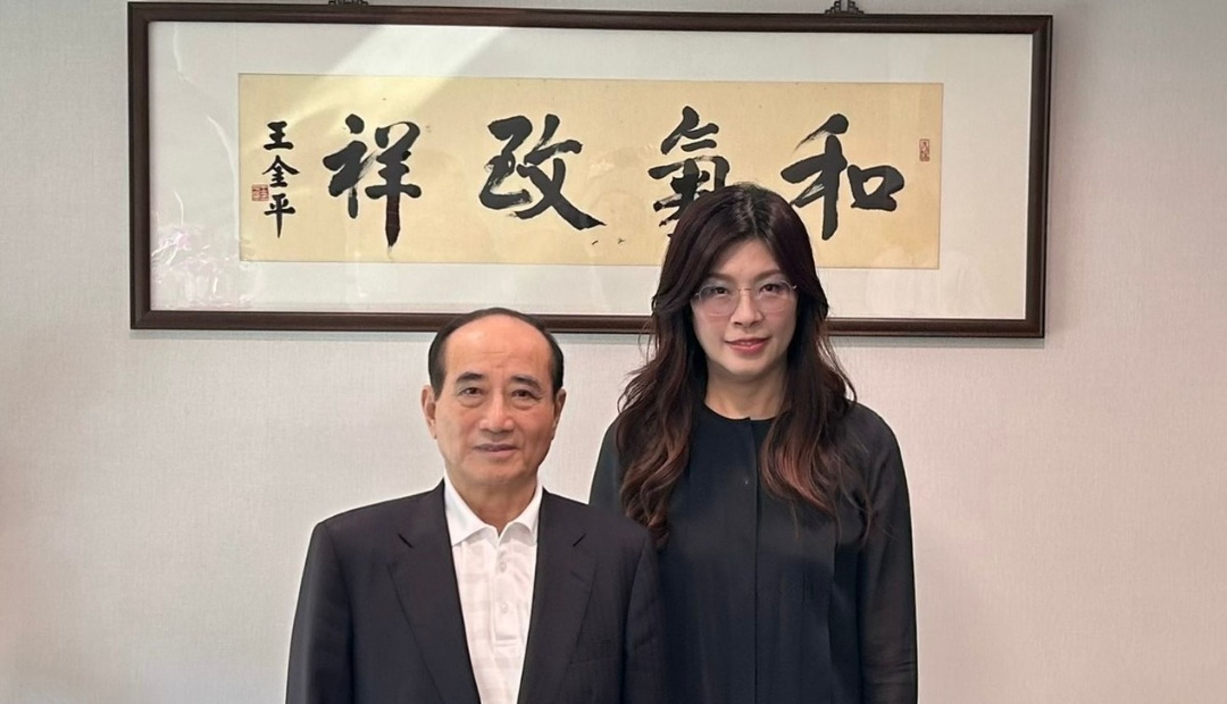 鄭麗文今曬出與前立法院長王金平和照,還提到院長親自交給她手寫的3點提醒、期許。(翻攝臉書/鄭麗文)