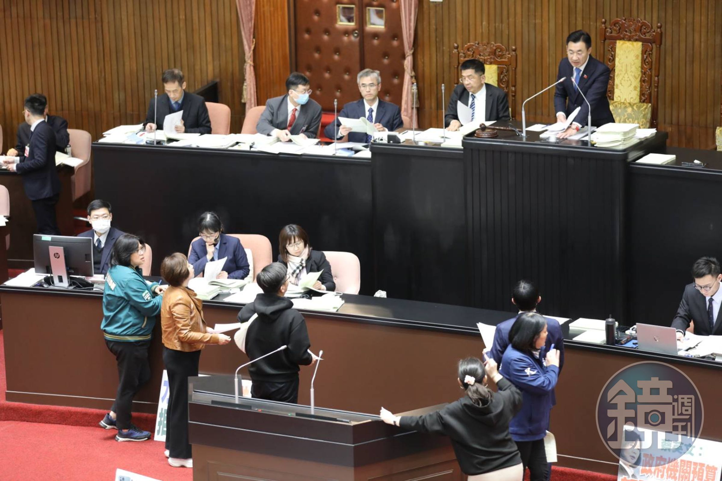 立法院院會昨（20日）挑燈夜戰表決「114年度中央政府總預算案」保留提案。