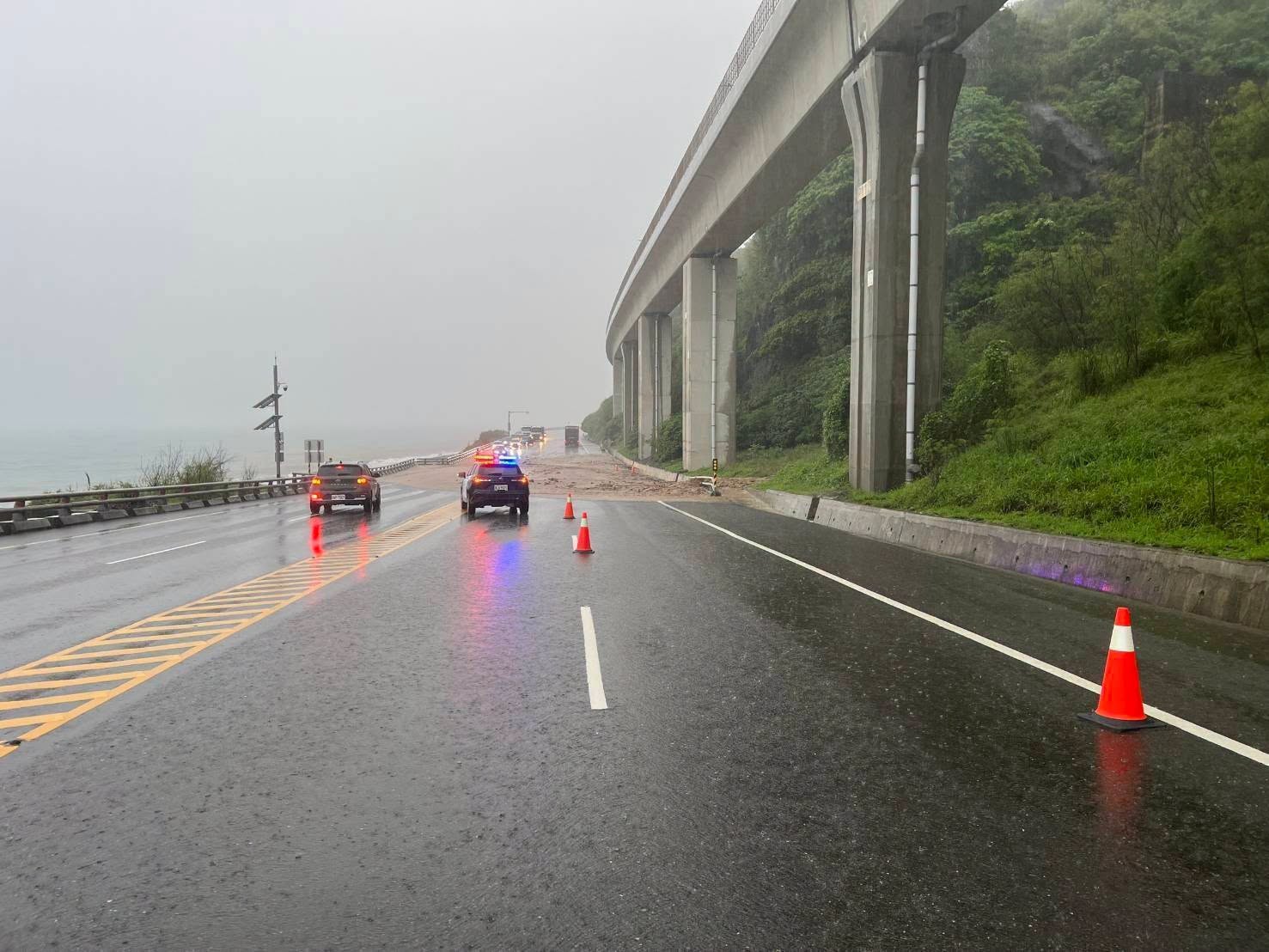 台9線多良路段車道封閉。（大武警分局提供）