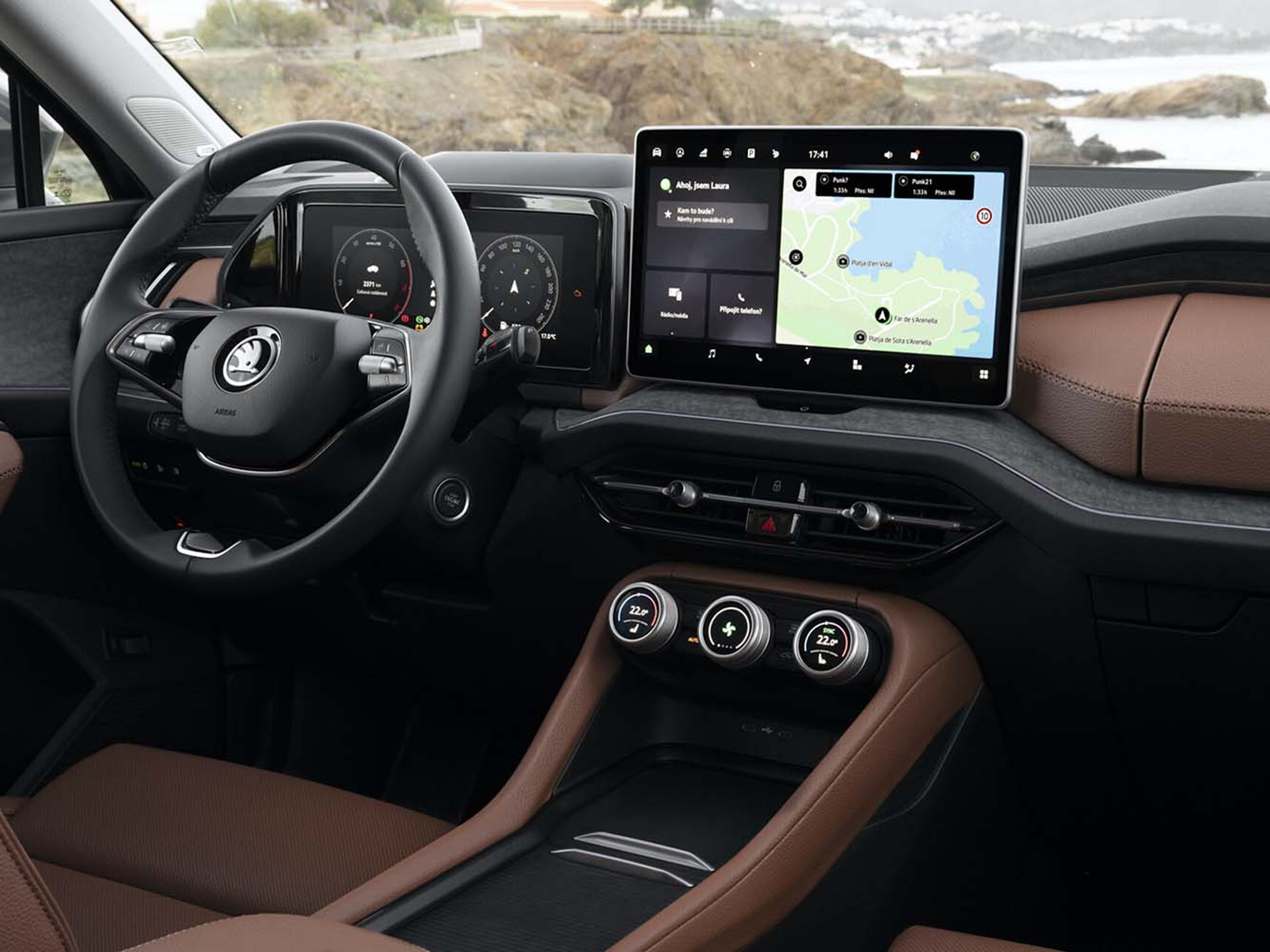 Škoda 還推出了全新的智慧旋鈕控制系統（Smart Dials），這項創新技術結合了數位顯示與觸覺反饋，讓車主可以透過旋轉和按壓旋鈕來快速調整車內溫度、音量、空調風向等多項功能，操作簡便直觀。