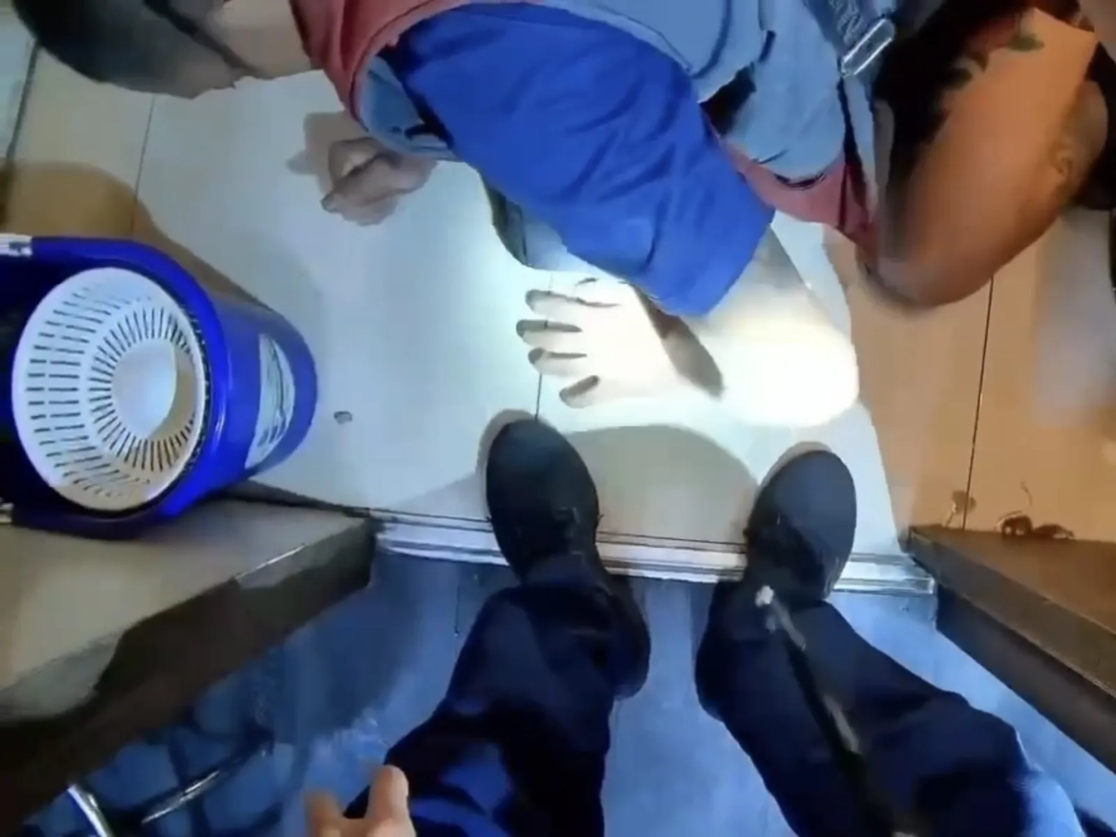 台北市文山區一名36歲郭姓男子，日前因毒癮發作，竟躲進羅斯福路某連鎖鍋貼店的廁所吸食毒品。（翻攝畫面）