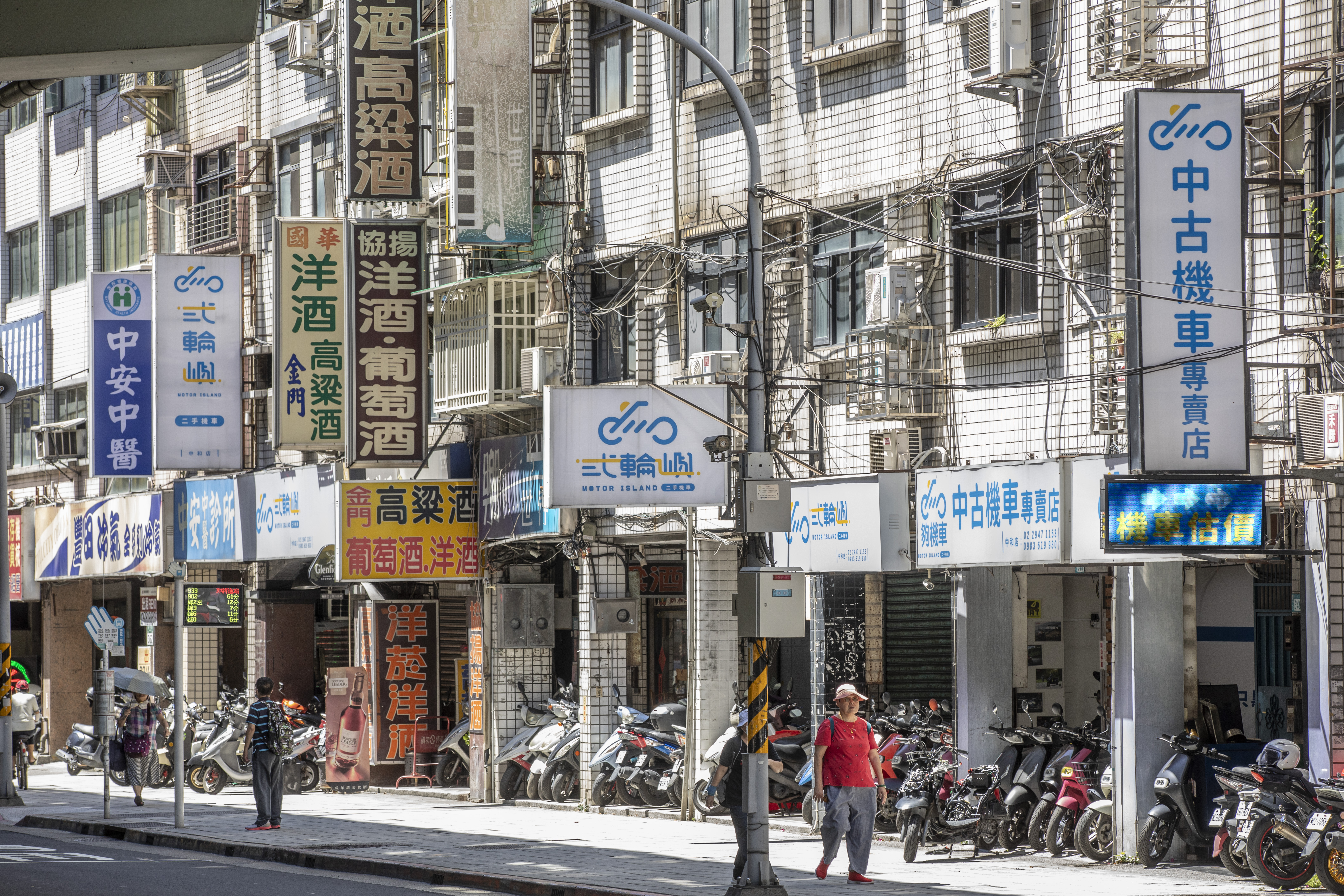 貳輪嶼在新北市中和景平路起家,業績擴大便向旁租下空間,造成該路有七個店面的密集景象。