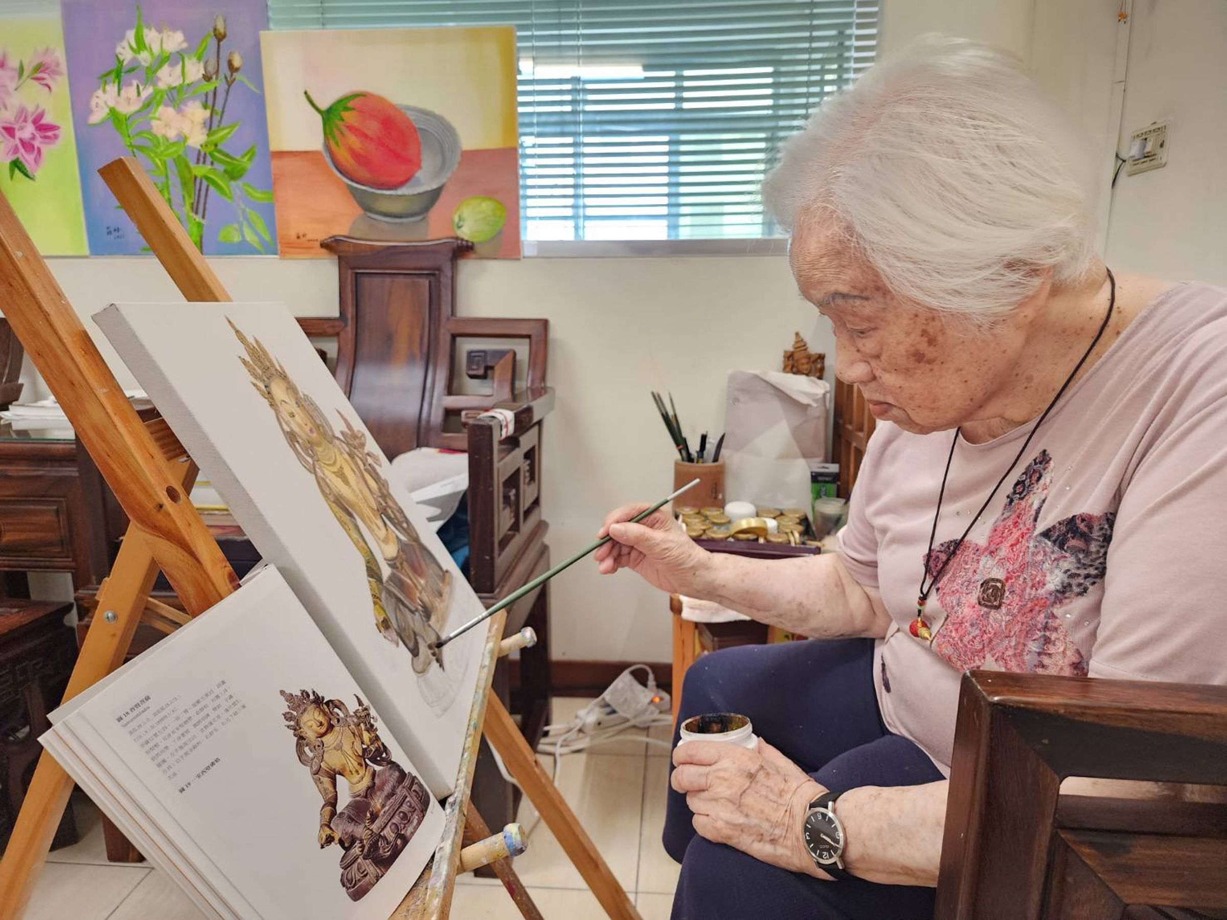 即使已高齡97歲了，羅栓仍每天作畫。（甘樂阿舍美術館提供）