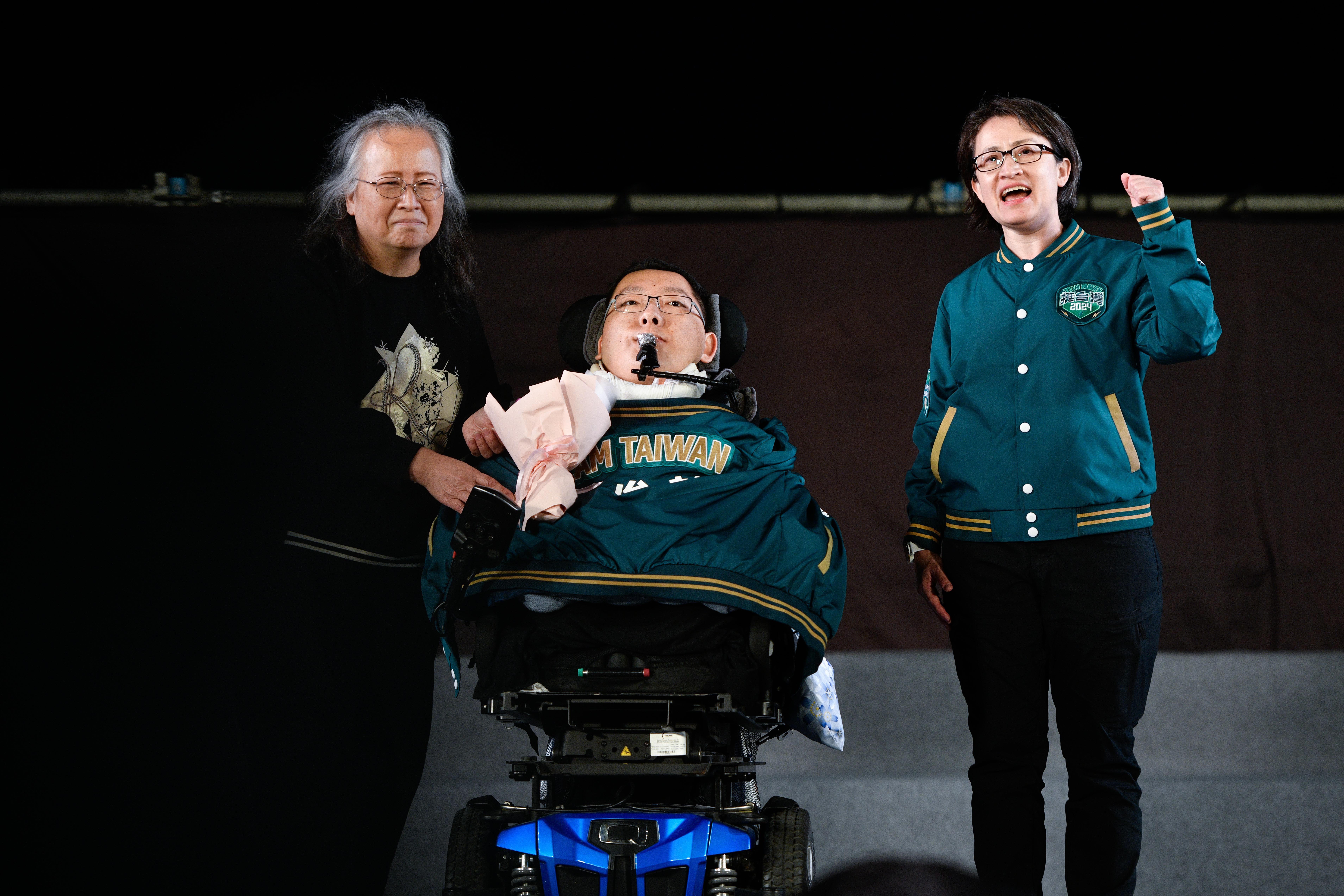 陳俊翰（中）與母親（左）一同參加民進黨凱道造勢，上台演說後，副總統蕭美琴也上台陪同致詞。（攝影李智為）