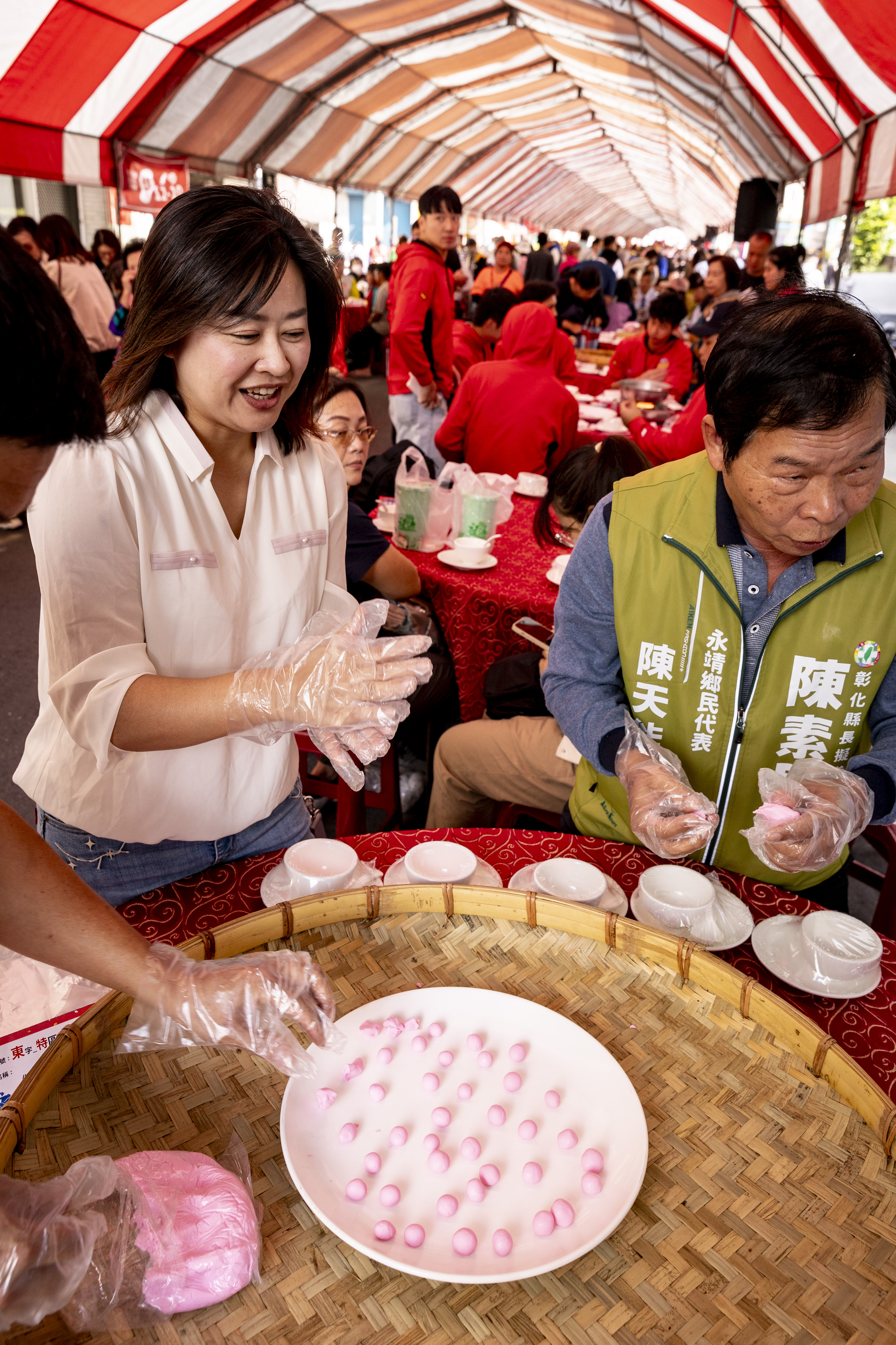 千人封街搓湯圓，一同祈福祝願。 