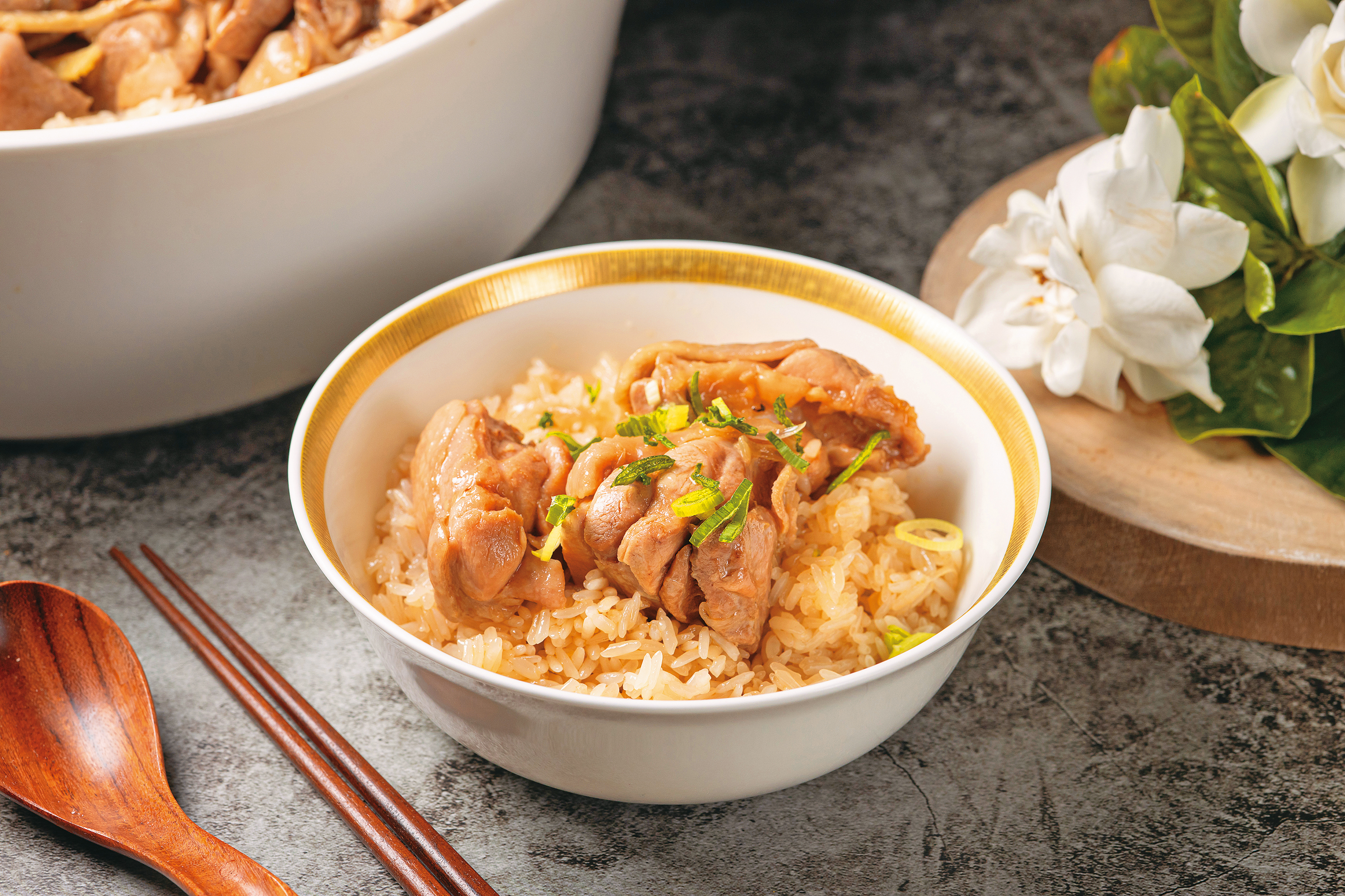 吟松閣版的「麻油雞飯」用的是長糯米，做法簡單，用電鍋也能完成。