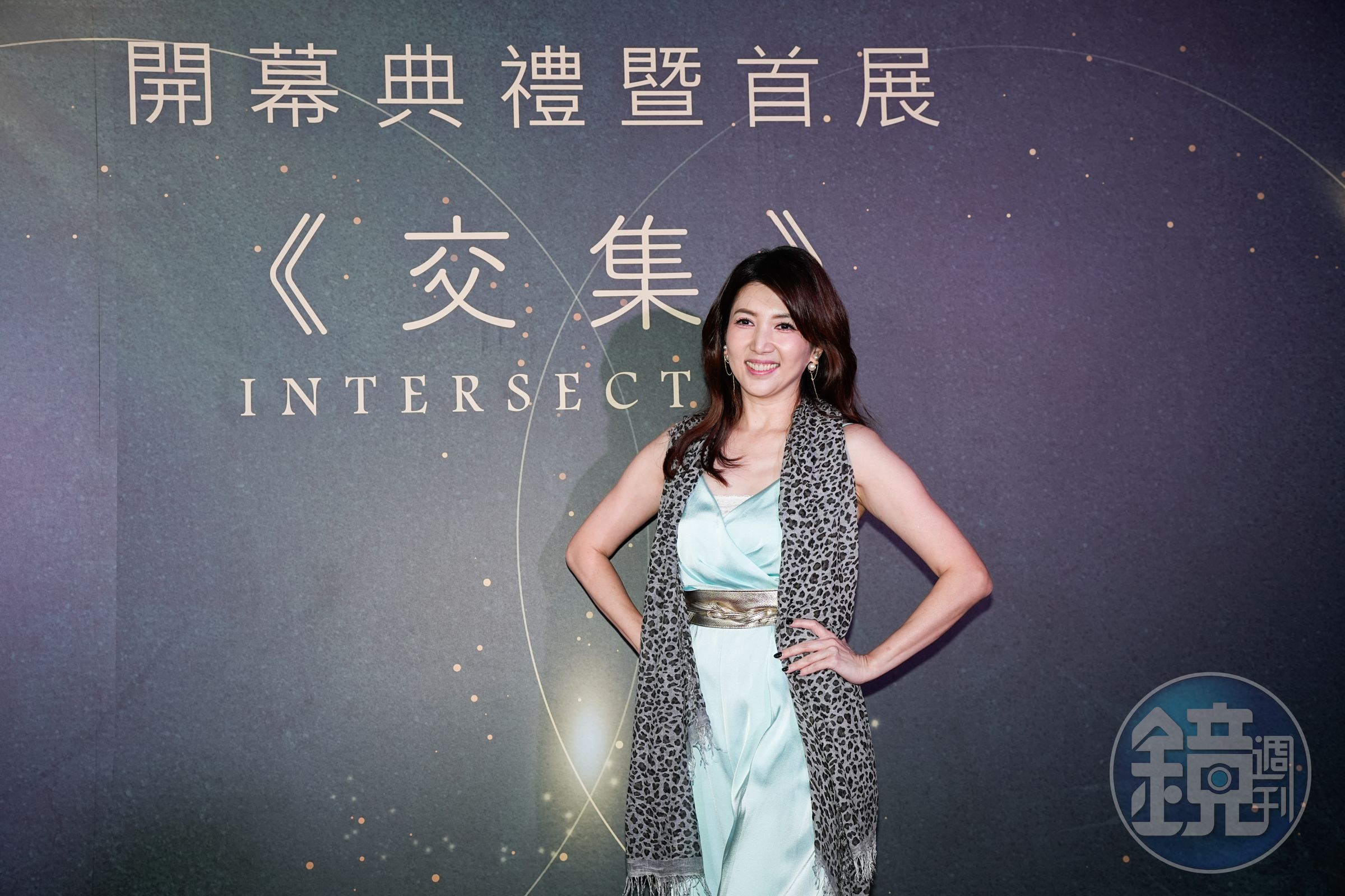 廖家儀為伊正畫廊開幕祝賀。