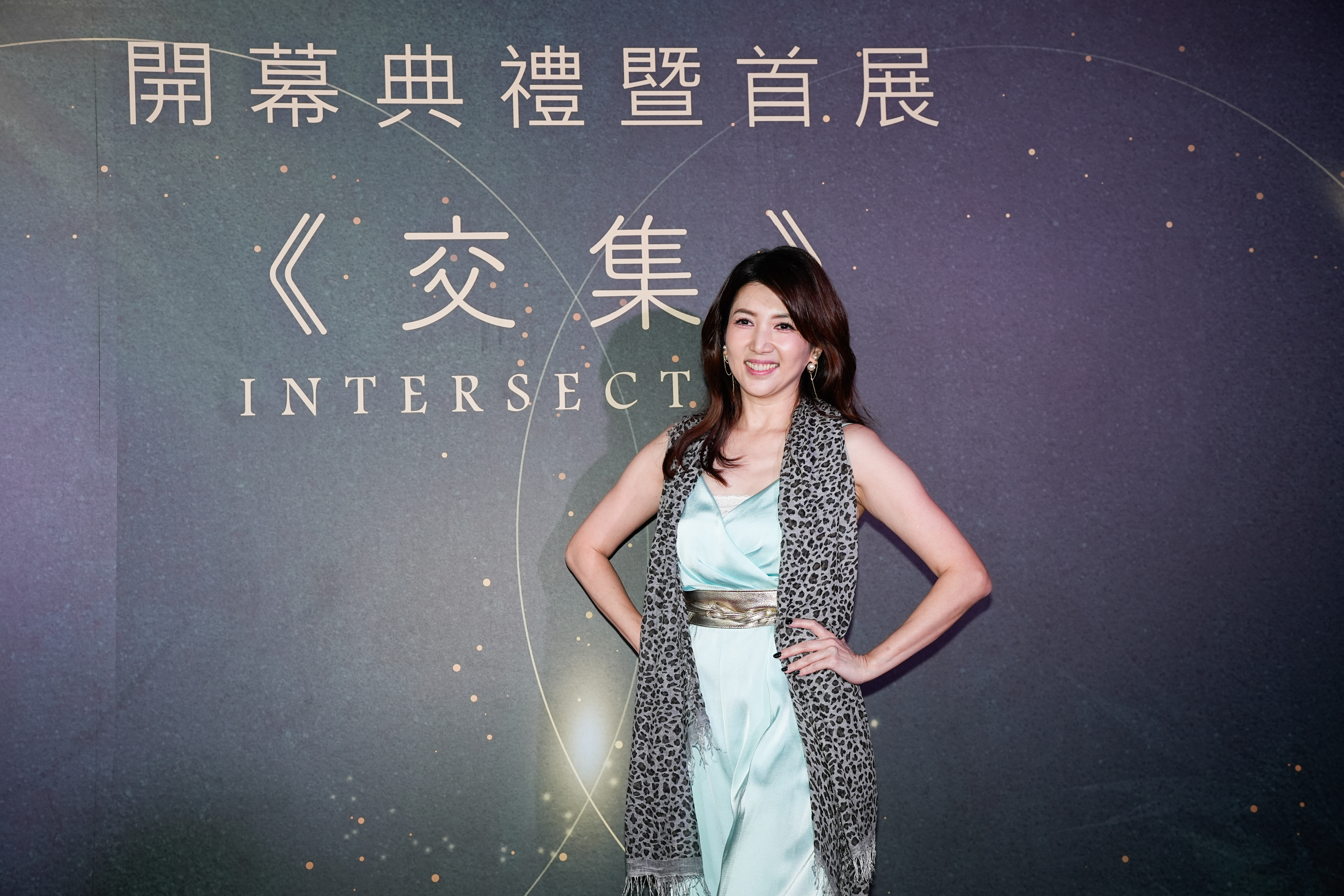 廖家儀為伊正畫廊開幕祝賀。