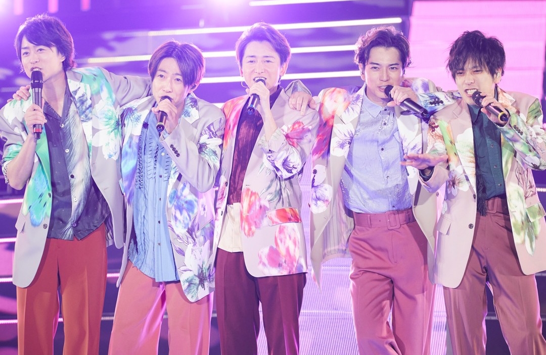 傑尼斯男團ARASHI嵐成員櫻井翔（左一)表示5名成員曾在傑尼斯事務所開會，討論未來合作方式。（翻攝自嵐IG）