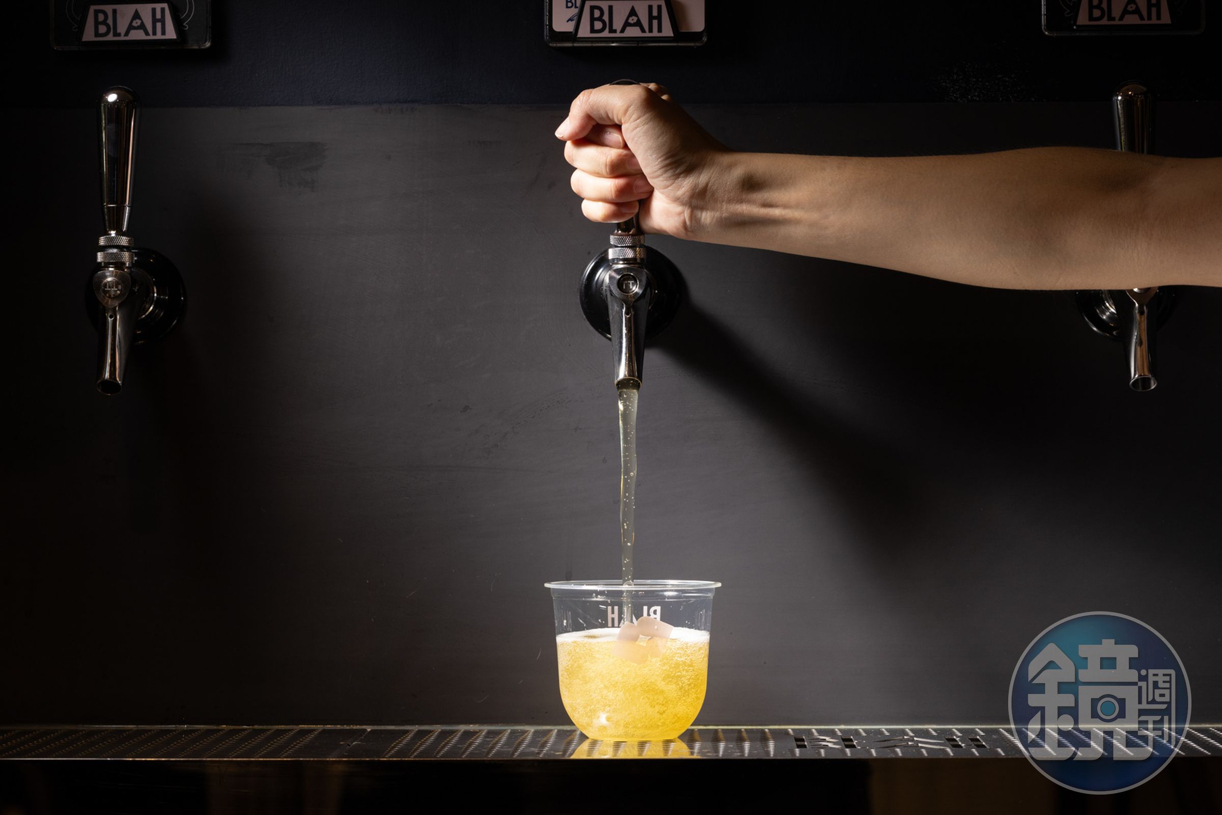 「Bar BLAH BLAH」主打全台首創的智能自助打酒機系統，讓消費者隨心所欲選擇酒款及飲用量。
