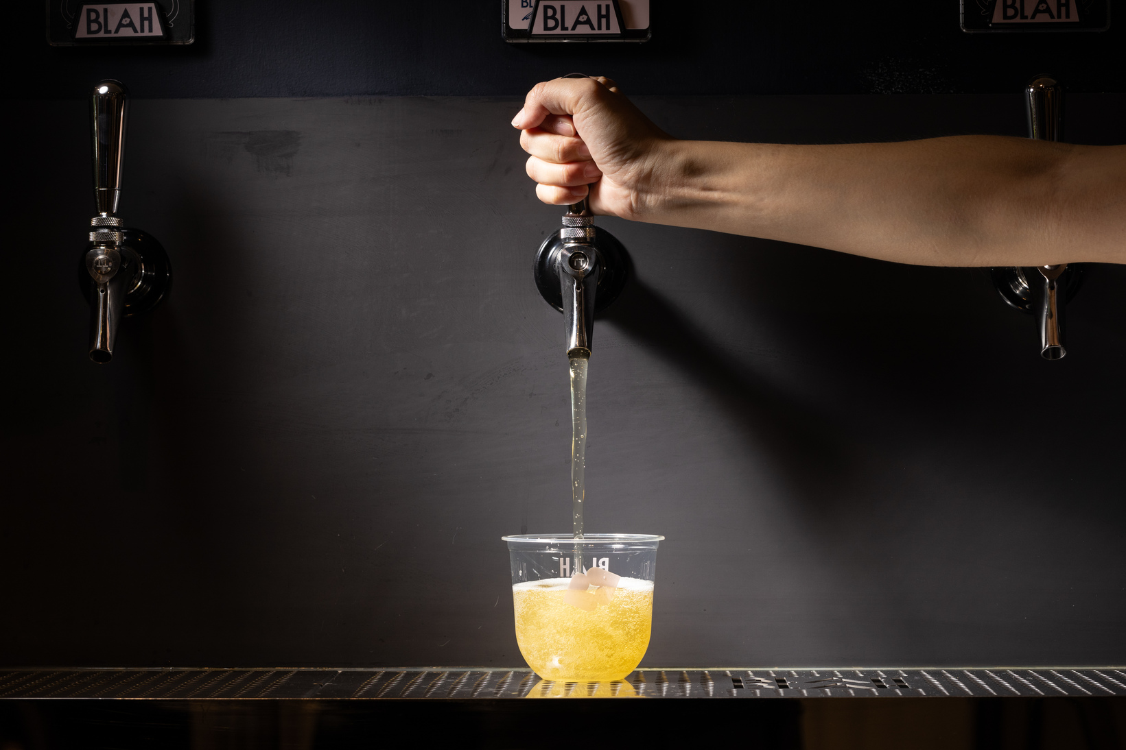 「Bar BLAH BLAH」主打全台首創的智能自助打酒機系統，讓消費者隨心所欲選擇酒款及飲用量。