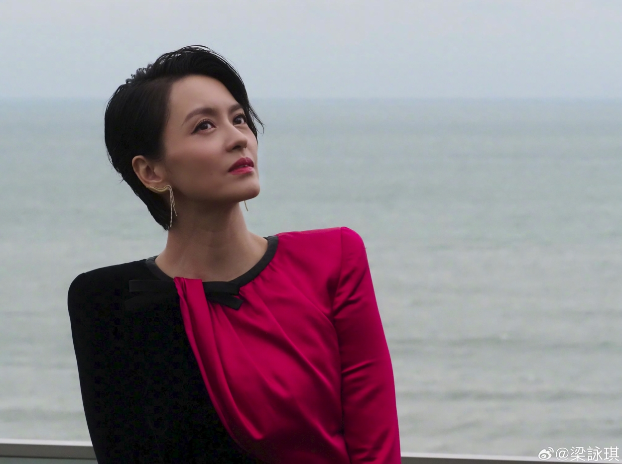 梁詠琪曾經因為擔任主咖歌手的拼盤商演賣座不佳，雖然有拿到酬勞也順利演唱，但表演時間卻遭腰斬。（翻攝自梁詠琪微博）