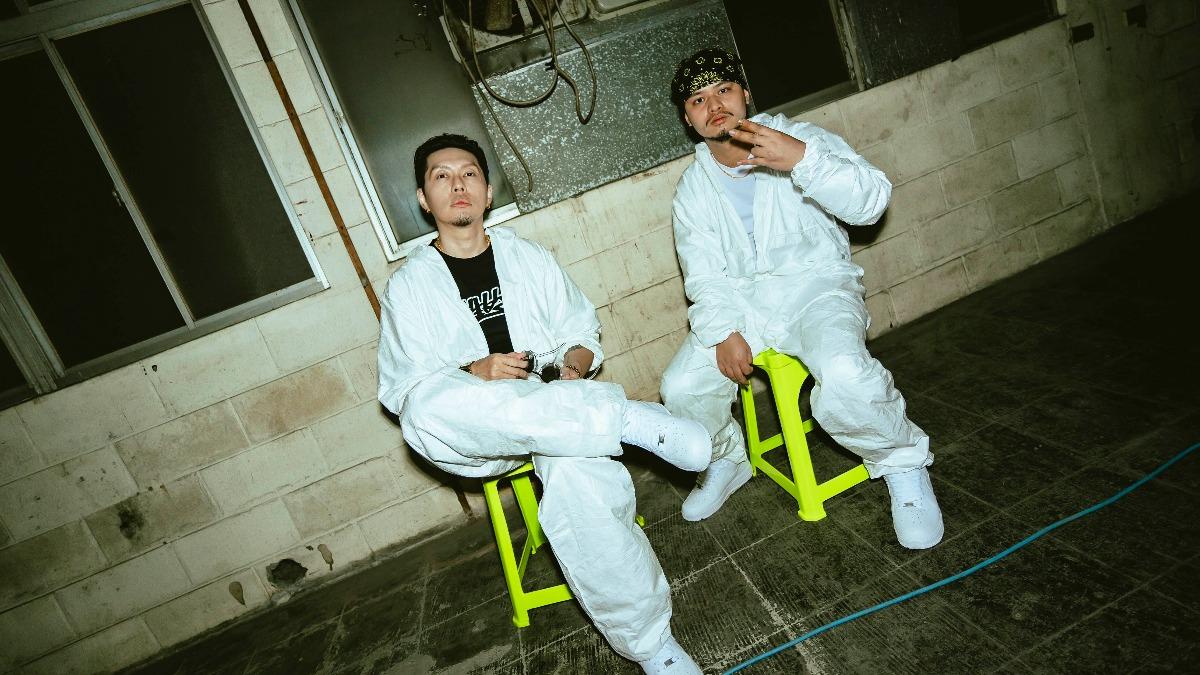 禁藥王（右）推出首張個人專輯《猛虎下山》，展現全新創作方向。與蛋堡Soft Lipa（左）合作，為專輯增添不同音樂層次。（繹琛有限公司提供）