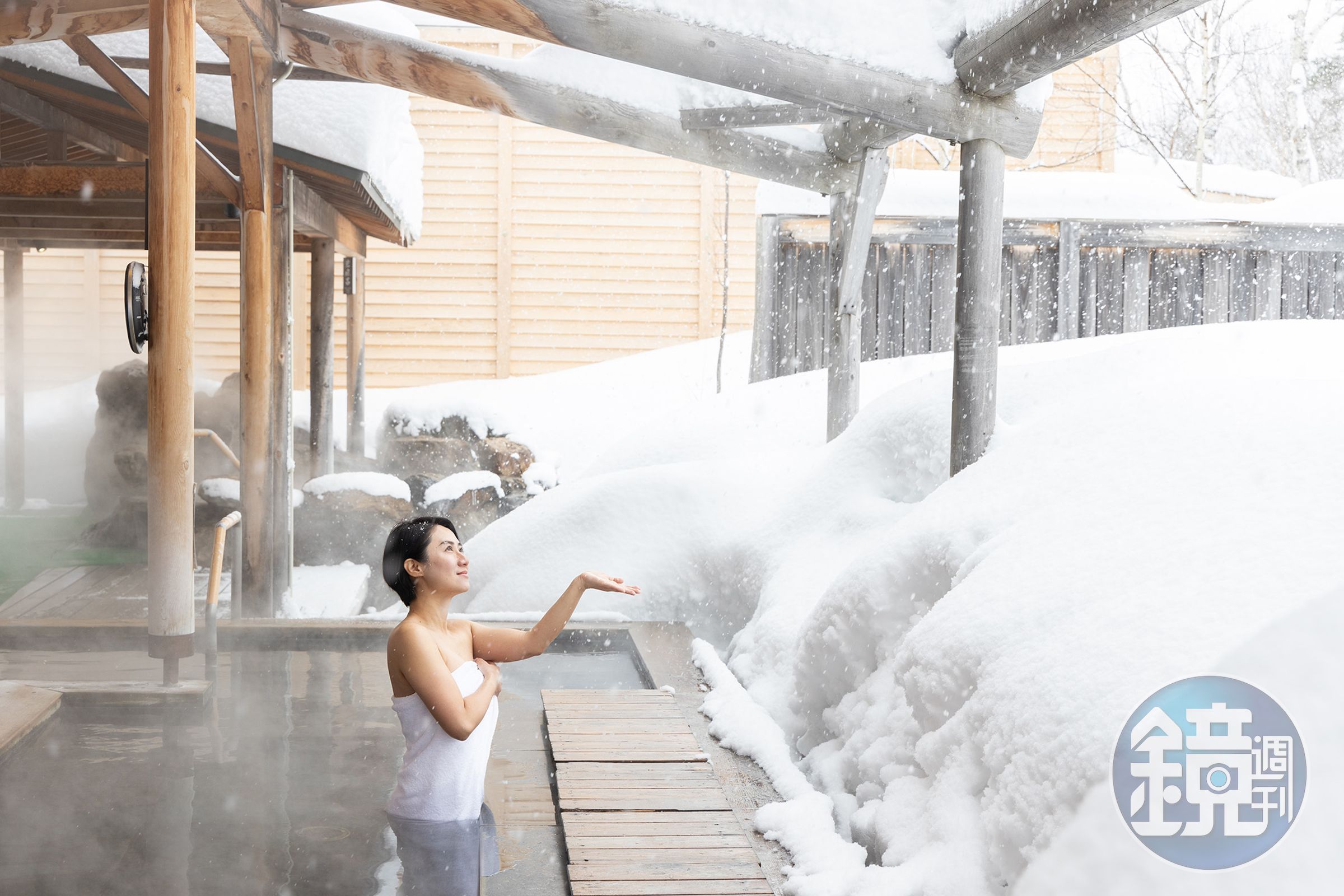 在「白樺之湯」享受露天溫泉的療癒感，看著眼前木造建築與白雪皚皚交織的夢幻景色，身心都得到滿足與放鬆。