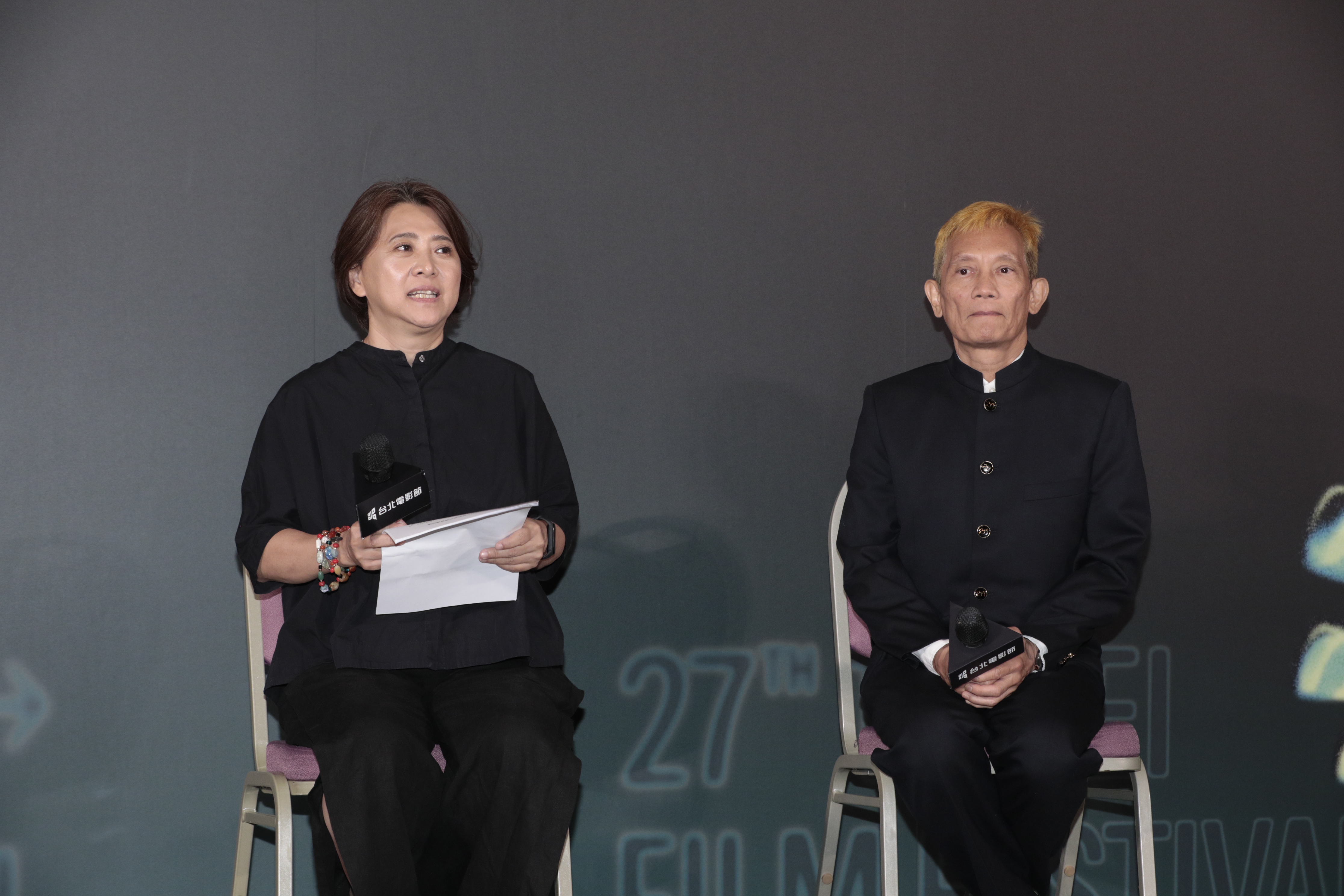 台北電影節總監李亞梅（左）與評審團主席導演張之亮（右）。