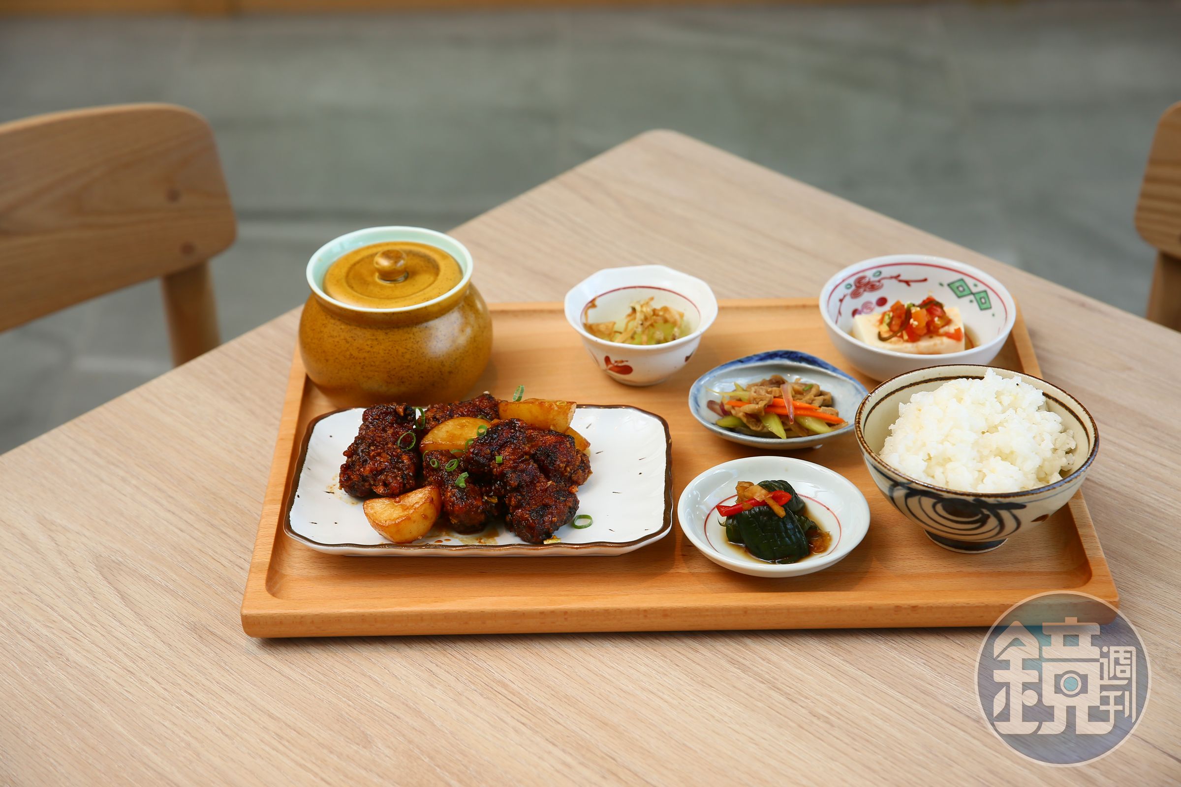 Two Tails提供台灣市場相對少見的「閩臺菜」作為餐廳主打，以套餐形式呈現。（福州糟香醉排骨580元/套）