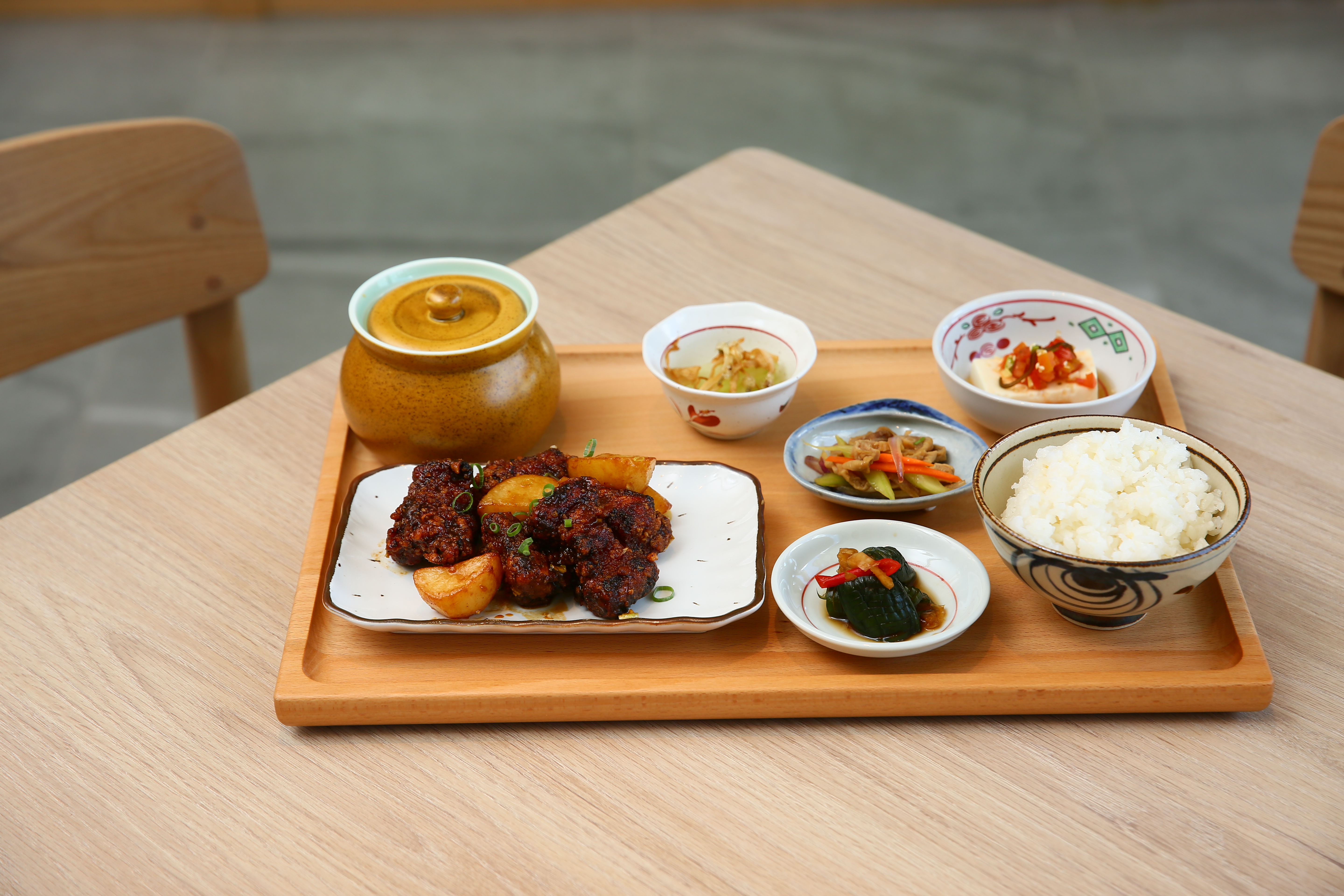 Two Tails提供台灣市場相對少見的「閩臺菜」作為餐廳主打，以套餐形式呈現。（福州糟香醉排骨580元/套）