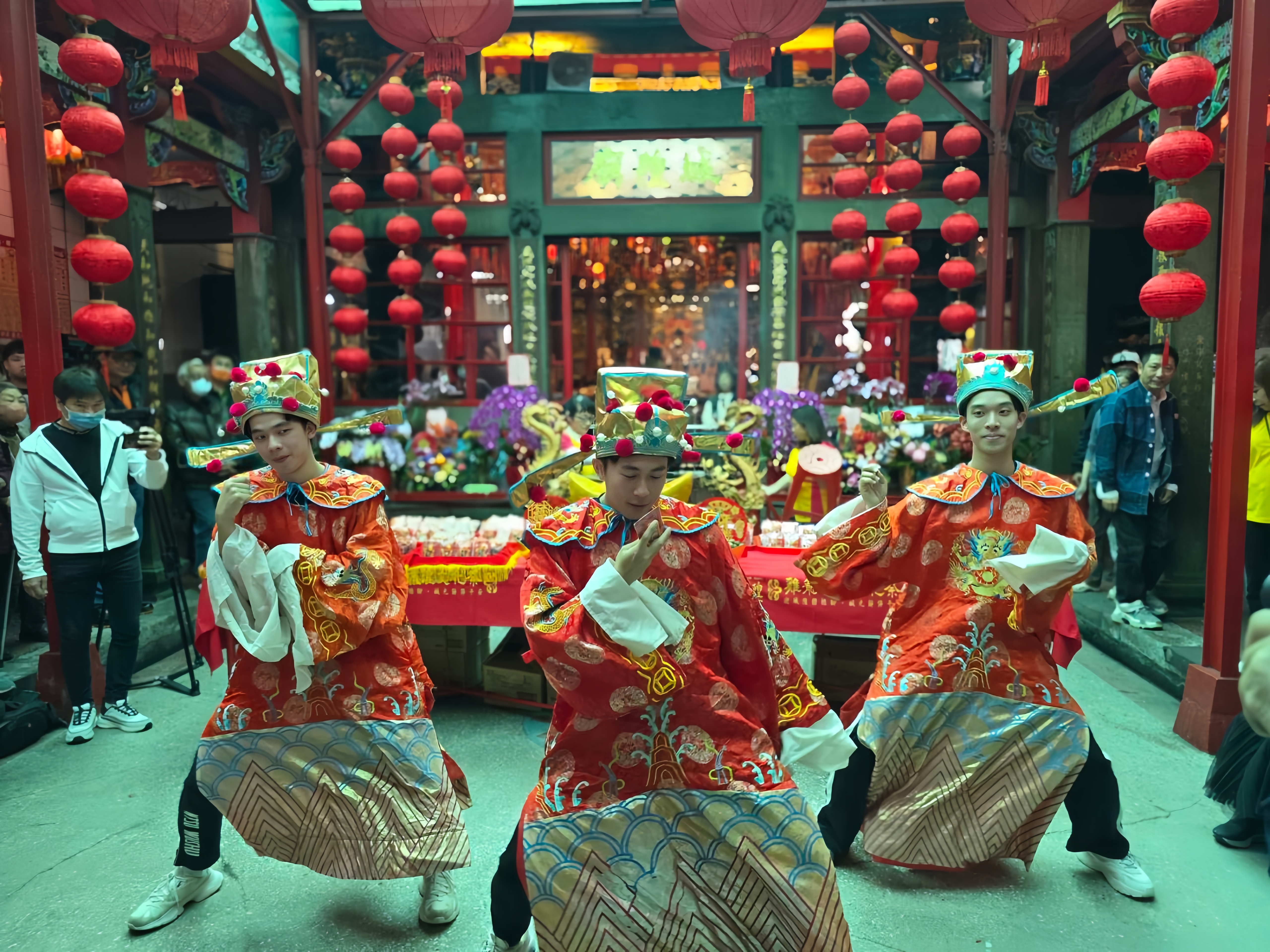 廟方志工扮成財神爺跳時下最夯的舞蹈。