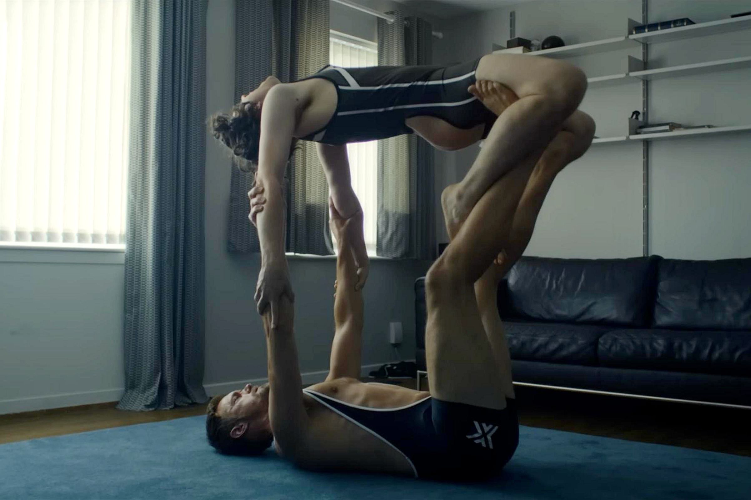 《後座力》第一場戲就是拍兩位演員「男上加男」的瑜珈戲。（海鵬提供）