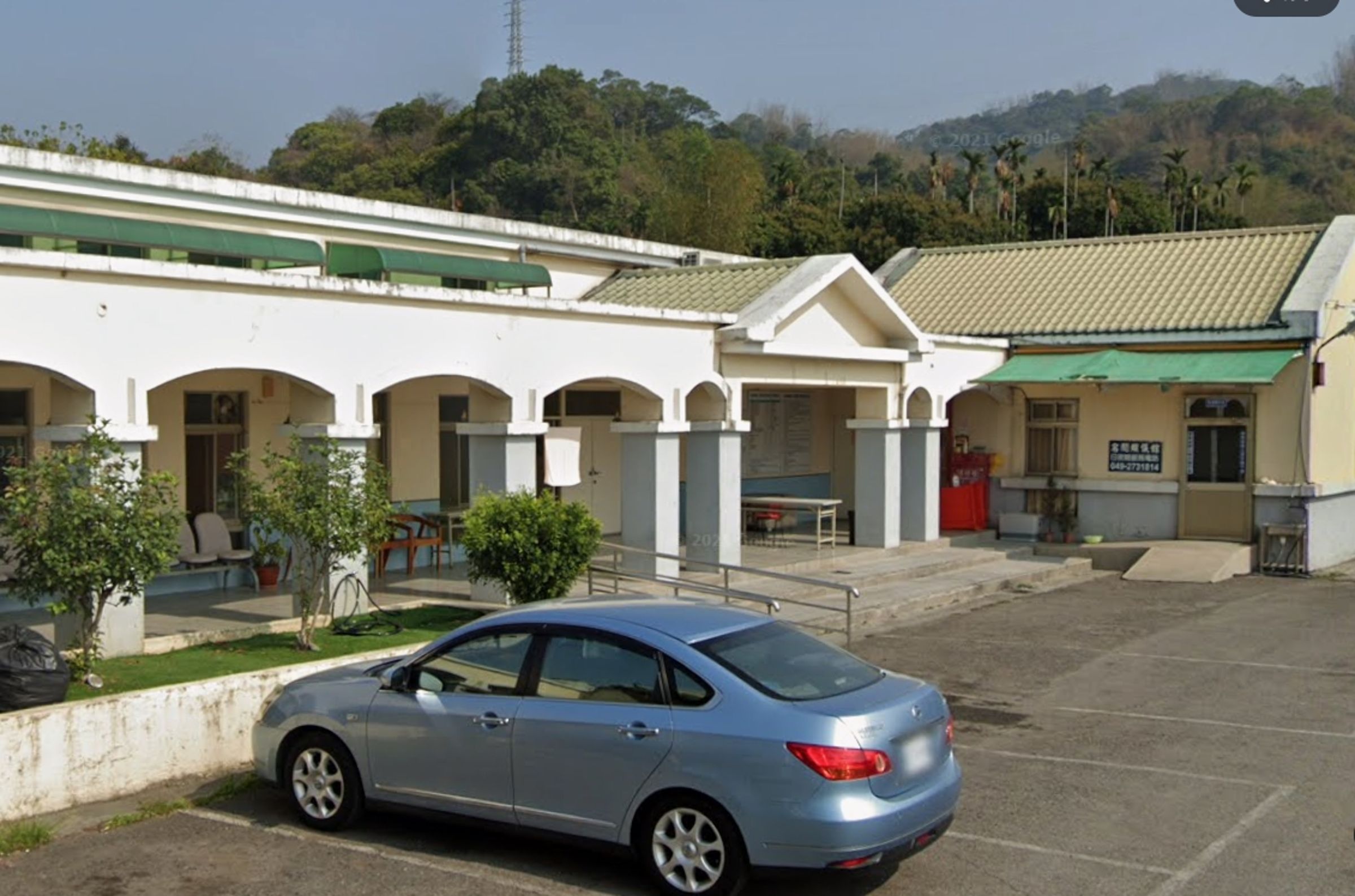 南投名間鄉殯儀館後方自行車道旁,一輛自小客車內發現男子倒臥不動,警方趕抵確認為外號「瘋寬」的吳姓男子,現場留有槍枝,案件持續調查中。(示意圖,翻攝自google maps)