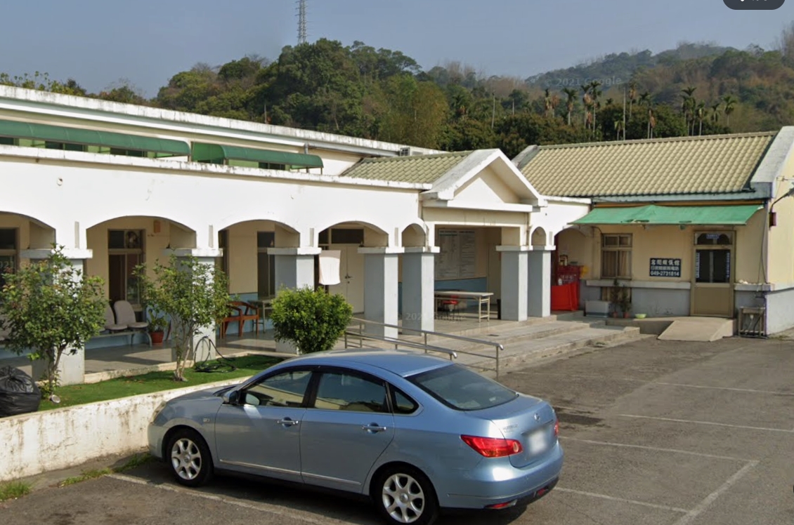 南投名間鄉殯儀館後方自行車道旁，一輛自小客車內發現男子倒臥不動，警方趕抵確認為外號「瘋寬」的吳姓男子，現場留有槍枝，案件持續調查中。（示意圖，翻攝自google maps）