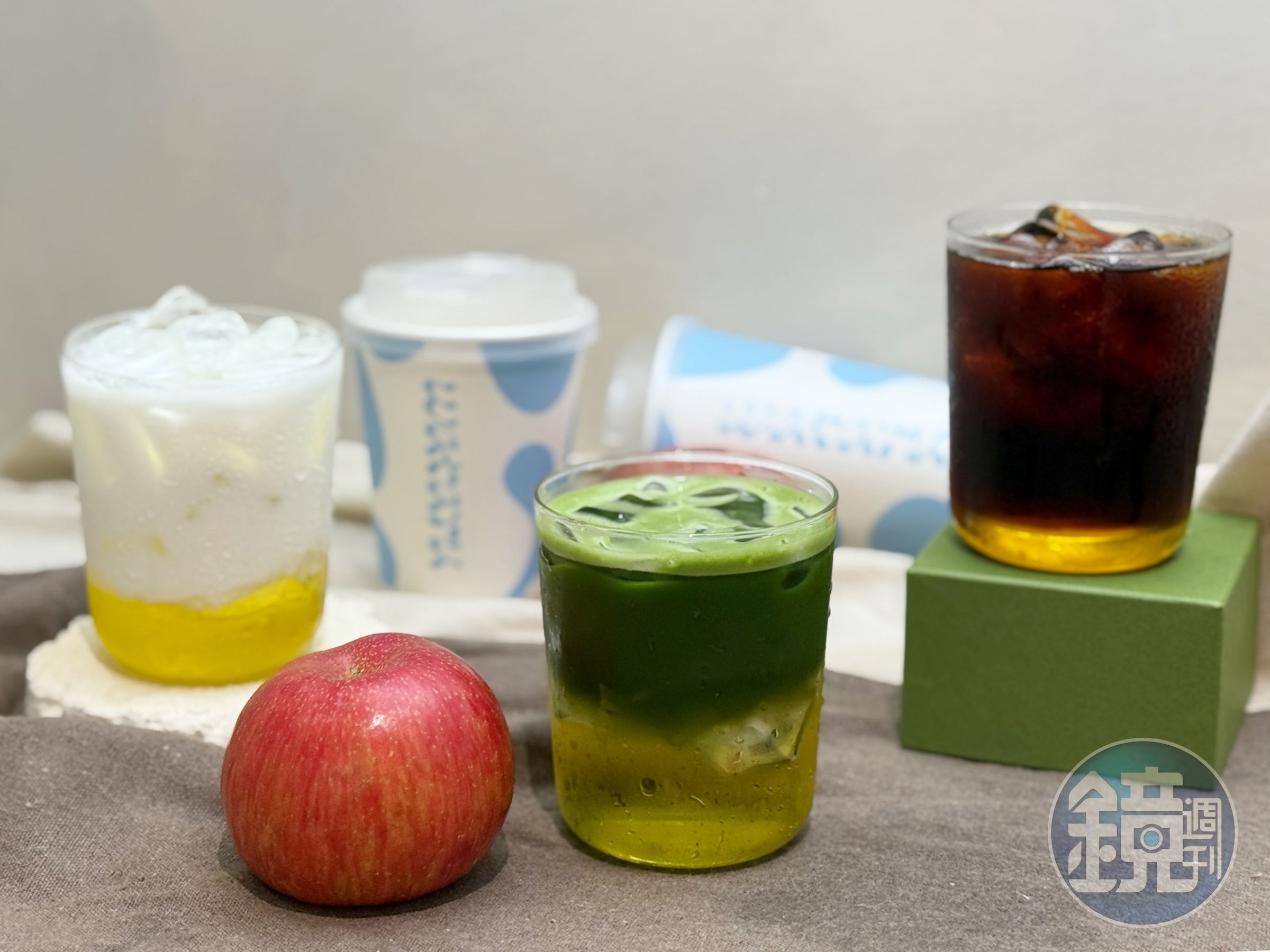新系列「蘋果抹茶」(中)、「蘋果鮮奶」(左)與「蘋果冷萃」(右)三款,其中蘋果抹茶特別選用單一農園若葉抹茶,清新果香與抹茶苦韻交織。