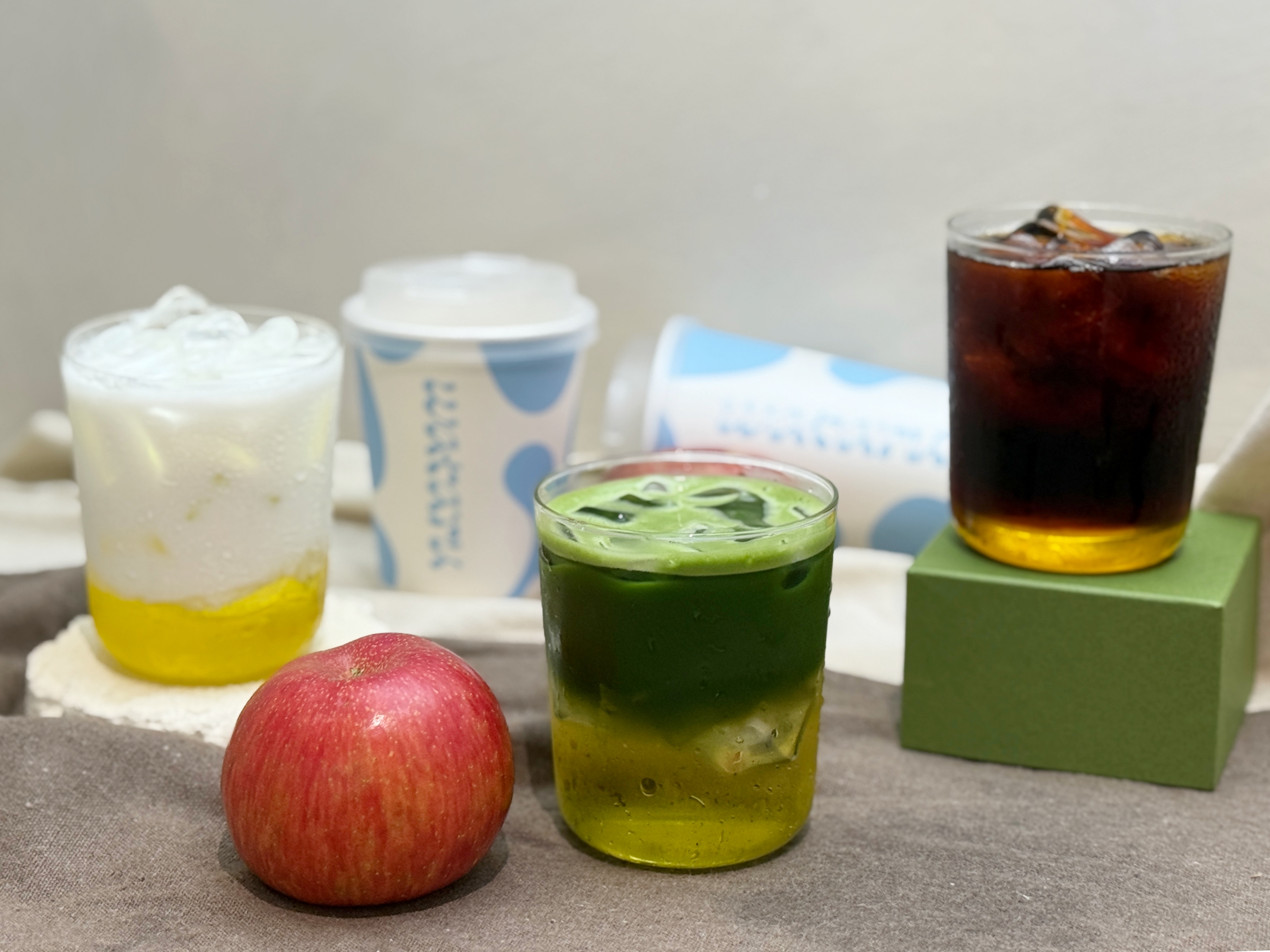 新系列「蘋果抹茶」(中)、「蘋果鮮奶」(左)與「蘋果冷萃」(右)三款,其中蘋果抹茶特別選用單一農園若葉抹茶,清新果香與抹茶苦韻交織。