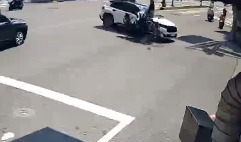 台南市中西區成功路與中成路口發生重大車禍，機車零件在猛烈撞擊後散落一地。（翻攝畫面）