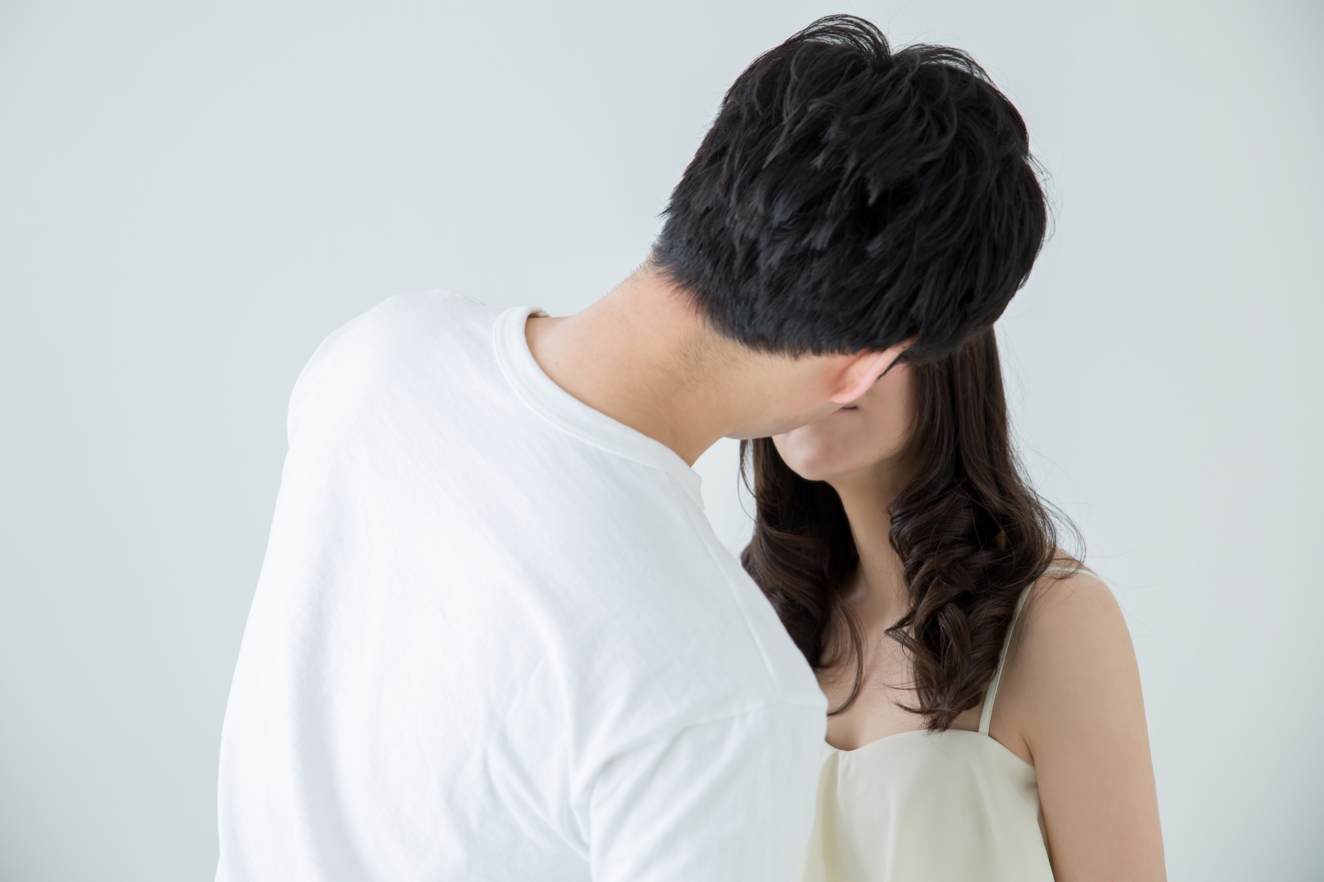 一名男網友透露女友最喜歡被吻頸部，感覺十分酥麻。（示意圖，photoAC） 