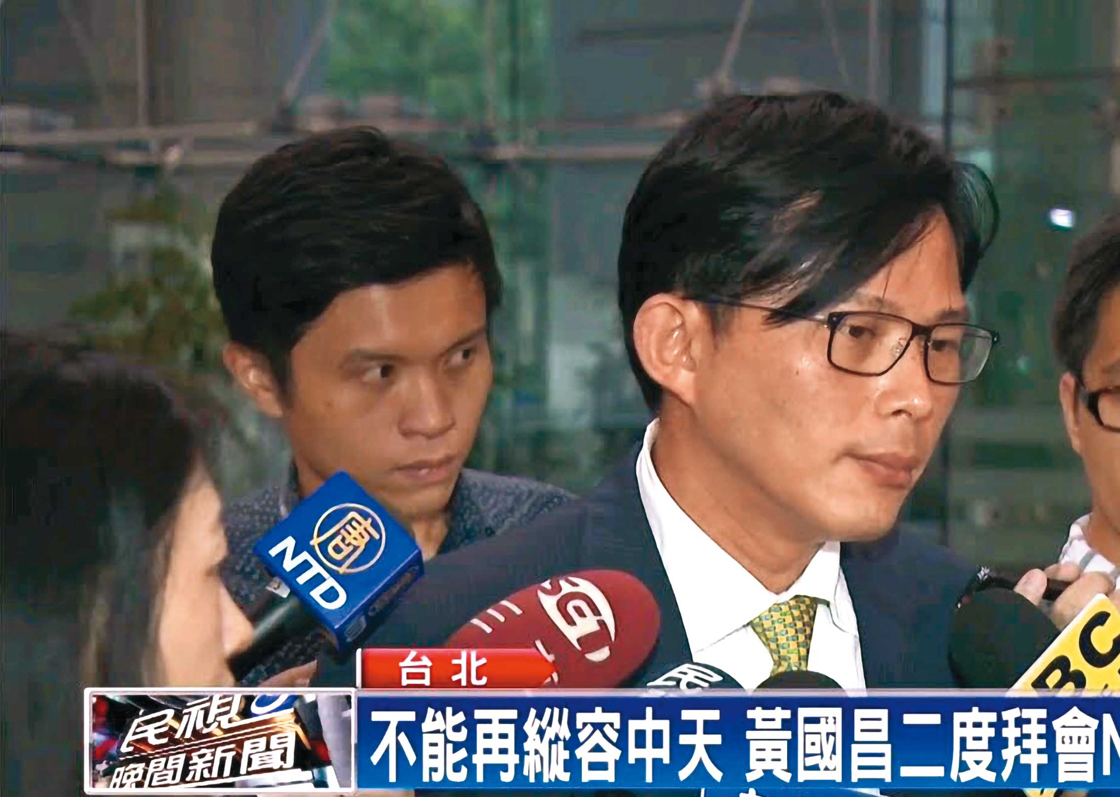 黃國昌（右）透過助理鄭凱燁（左）吸收具有電腦長才的駭客集團，多次在網路上破解、取得關鍵資料。（翻攝民視新聞）