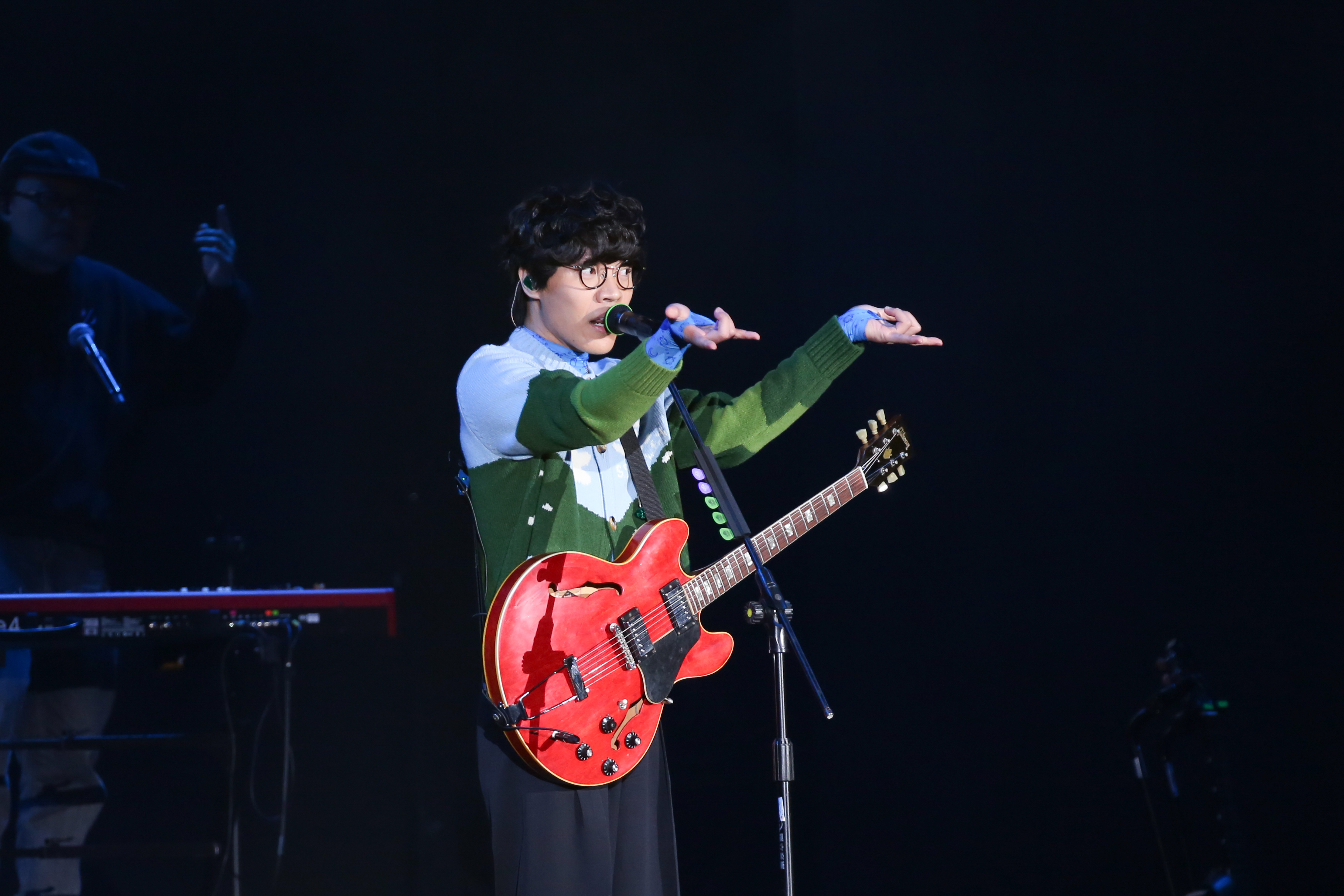 盧廣仲發送喜樂手勢「能夠把台灣人圈一起」，不會平時兼差當蜘蛛人吧？