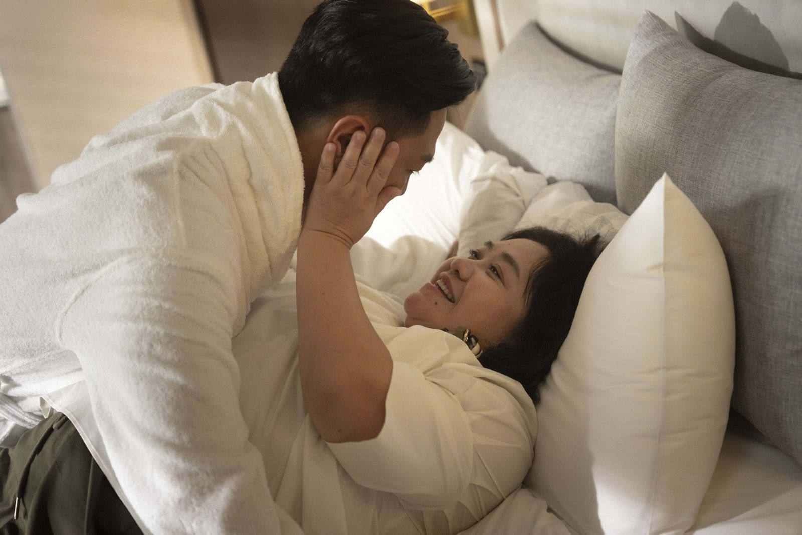 戲裡鍾欣凌（右）與有婦之夫林俊逸親密的小動作讓導演杜政哲誇讚創意。（公視台語台、華視提供）