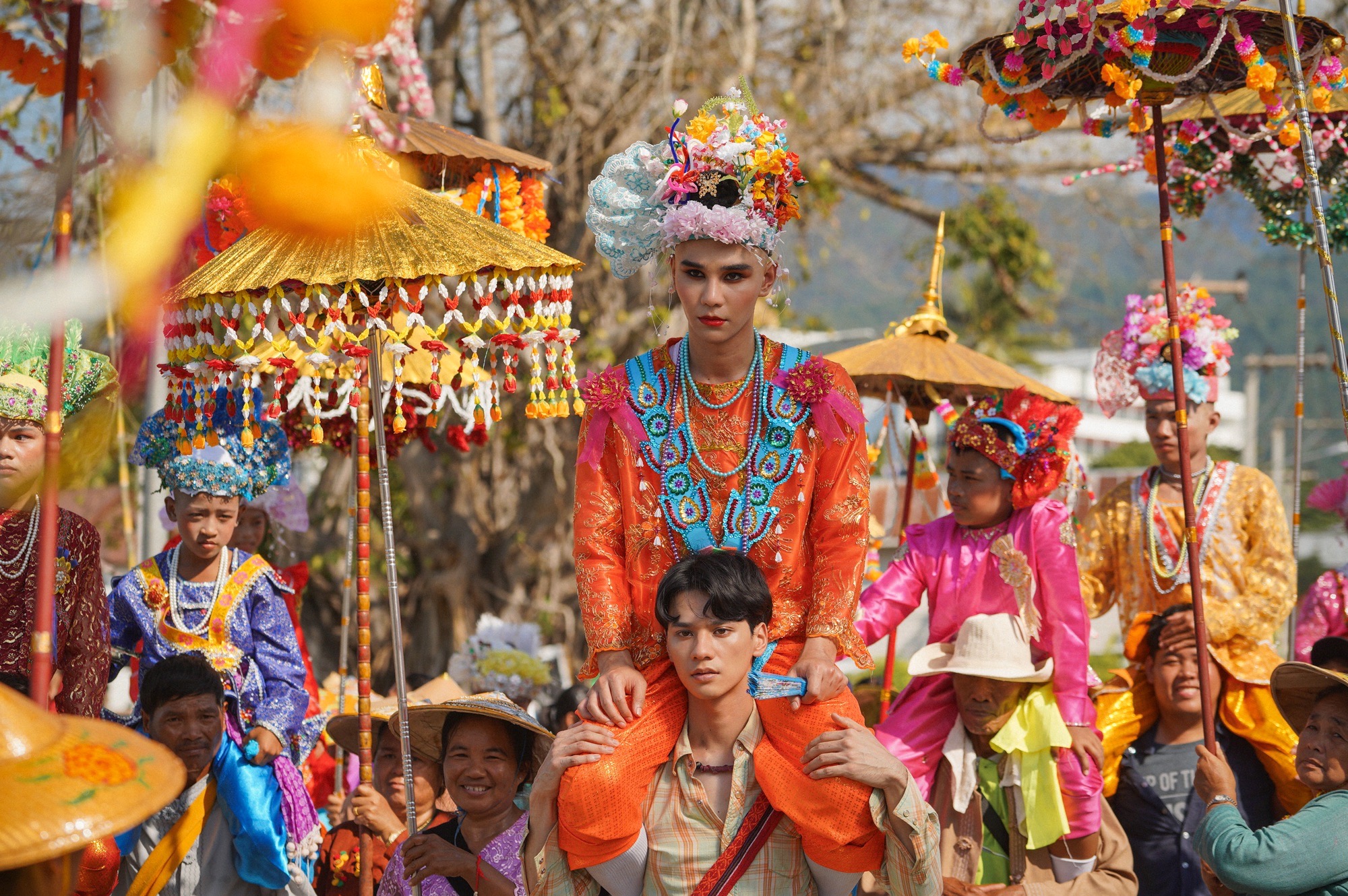 羅杰夫（Jeff Satur）在電影《The Paradise of Thorns》為家人祈福而出家。（網路圖片）