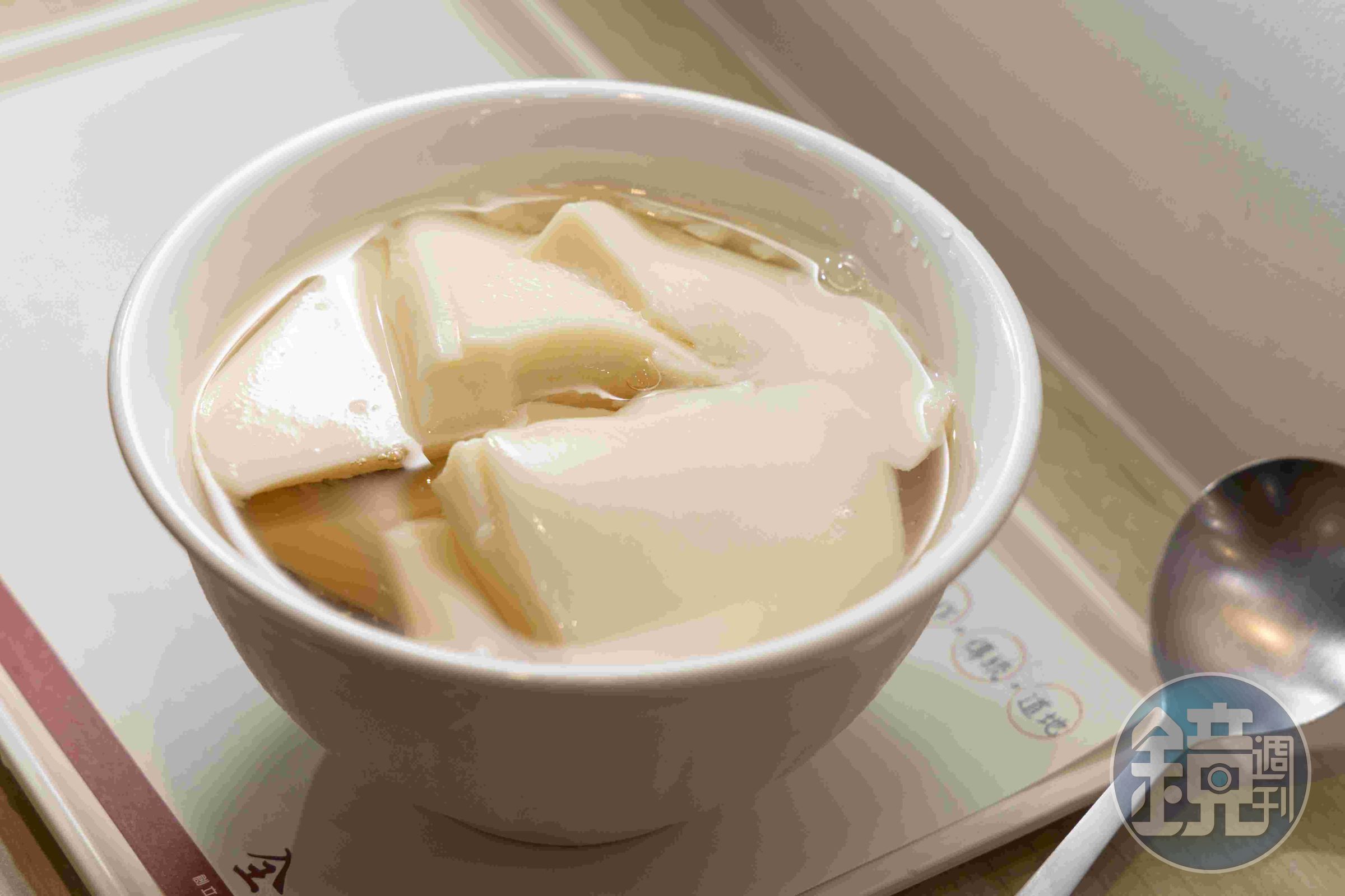口感如蒸蛋的「傳統豆花」本身就很美味，可任選三種配料。（65元／碗）