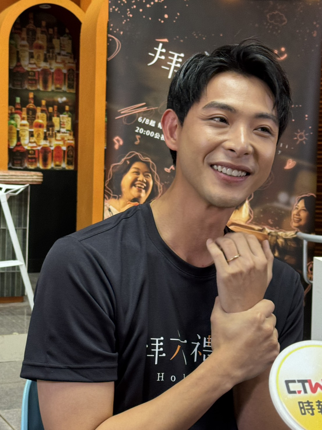 連晨翔手上婚戒簡單細緻。